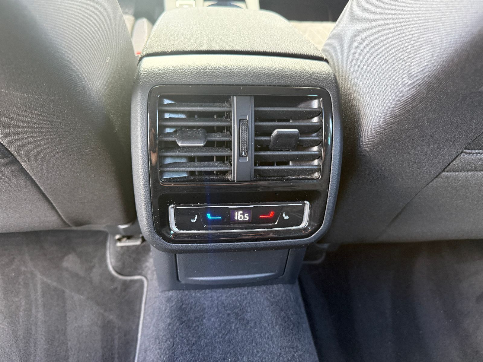Fahrzeugabbildung Volkswagen Passat Variant Business*ACC*Headup*Harmann Kardo