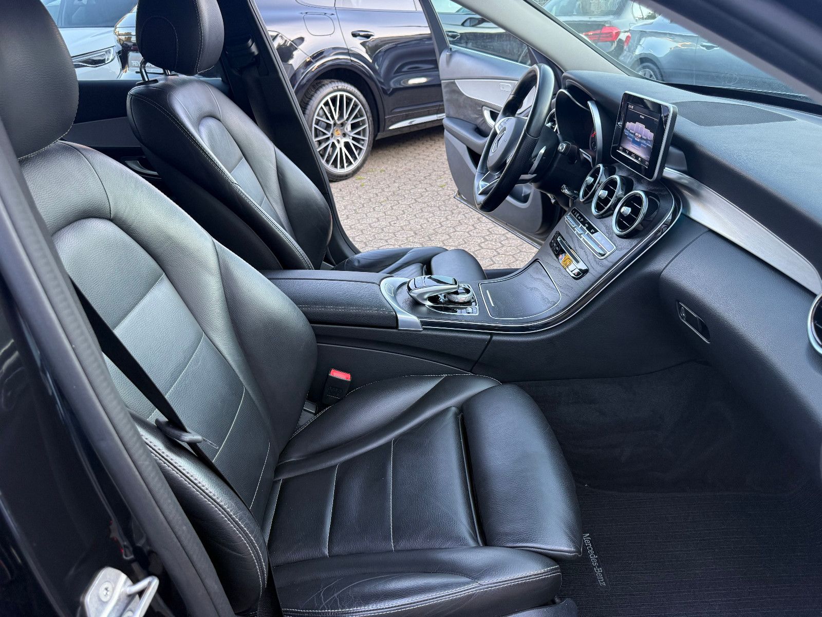 Fahrzeugabbildung Mercedes-Benz C 220 C Limousine C 220 BlueTec *AMG*PANO