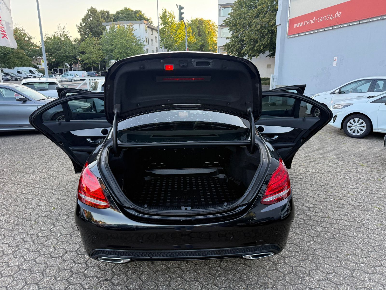 Fahrzeugabbildung Mercedes-Benz C 220 C Limousine C 220 BlueTec *AMG*PANO