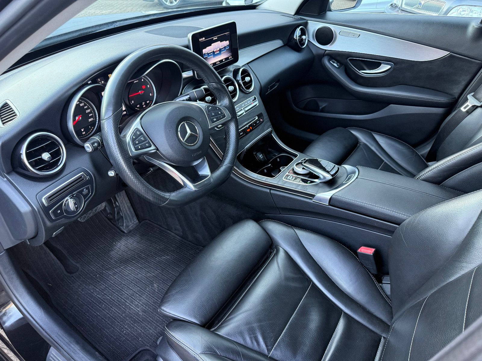 Fahrzeugabbildung Mercedes-Benz C 220 C Limousine C 220 BlueTec *AMG*PANO