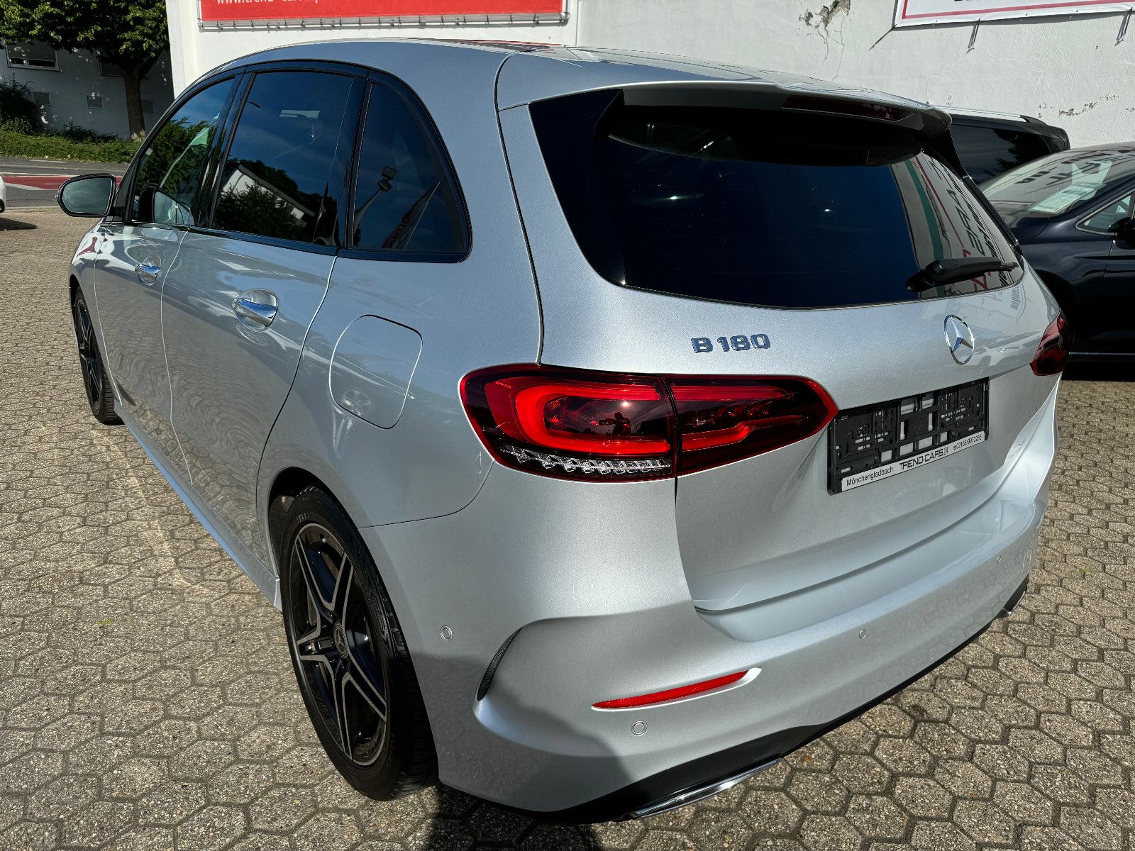Fahrzeugabbildung Mercedes-Benz B 180 AMG LINE AMG NIGHT  Paket