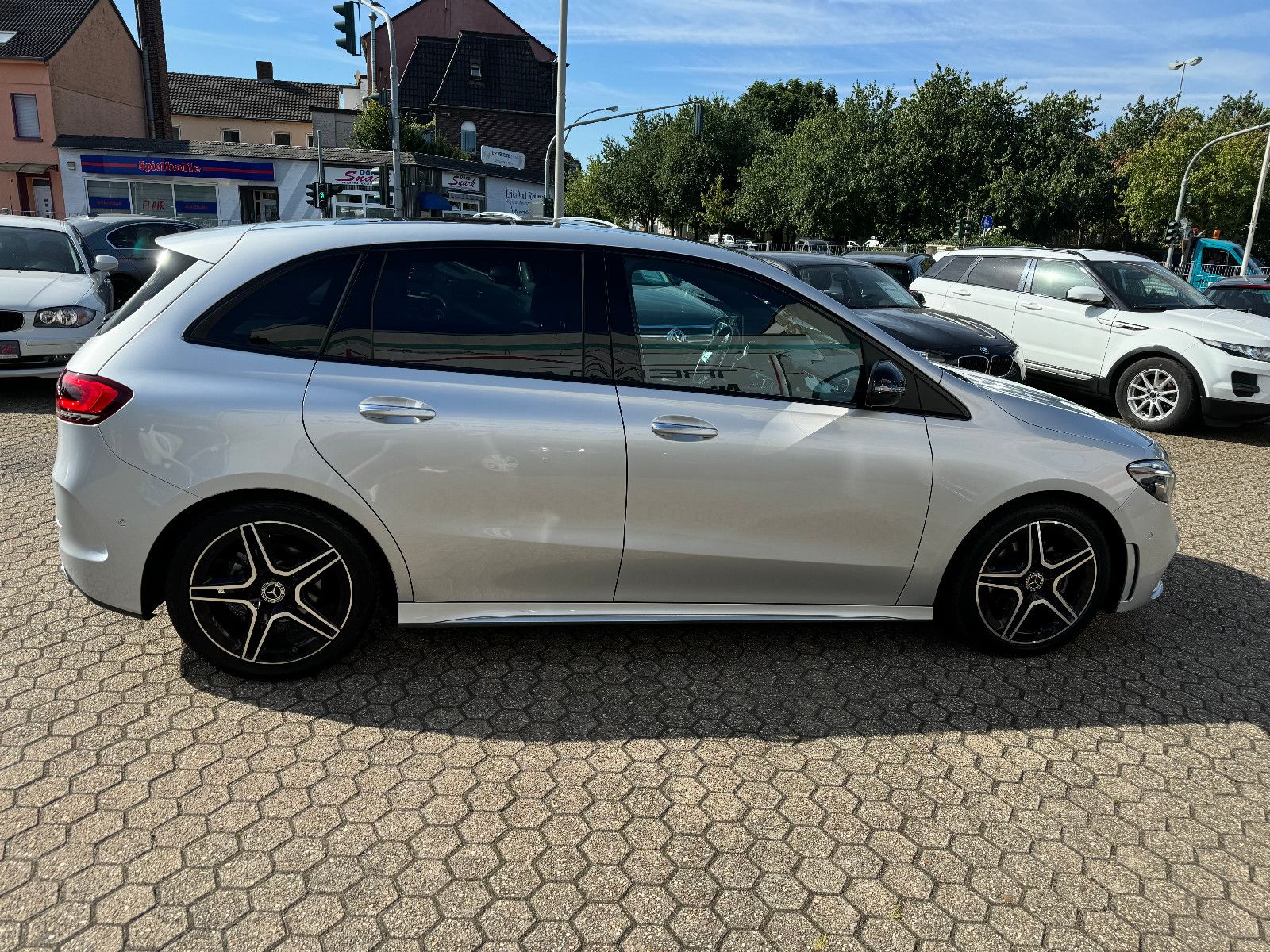 Fahrzeugabbildung Mercedes-Benz B 180 AMG LINE AMG NIGHT  Paket