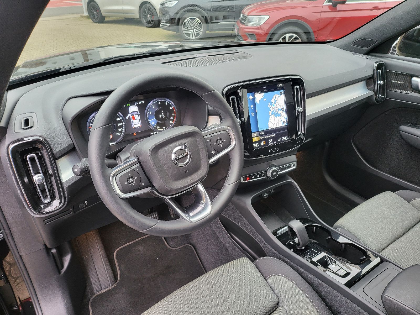 Fahrzeugabbildung Volvo XC 40  Plus Dark*Harman/Kardon*Pano*Navi*ACC*