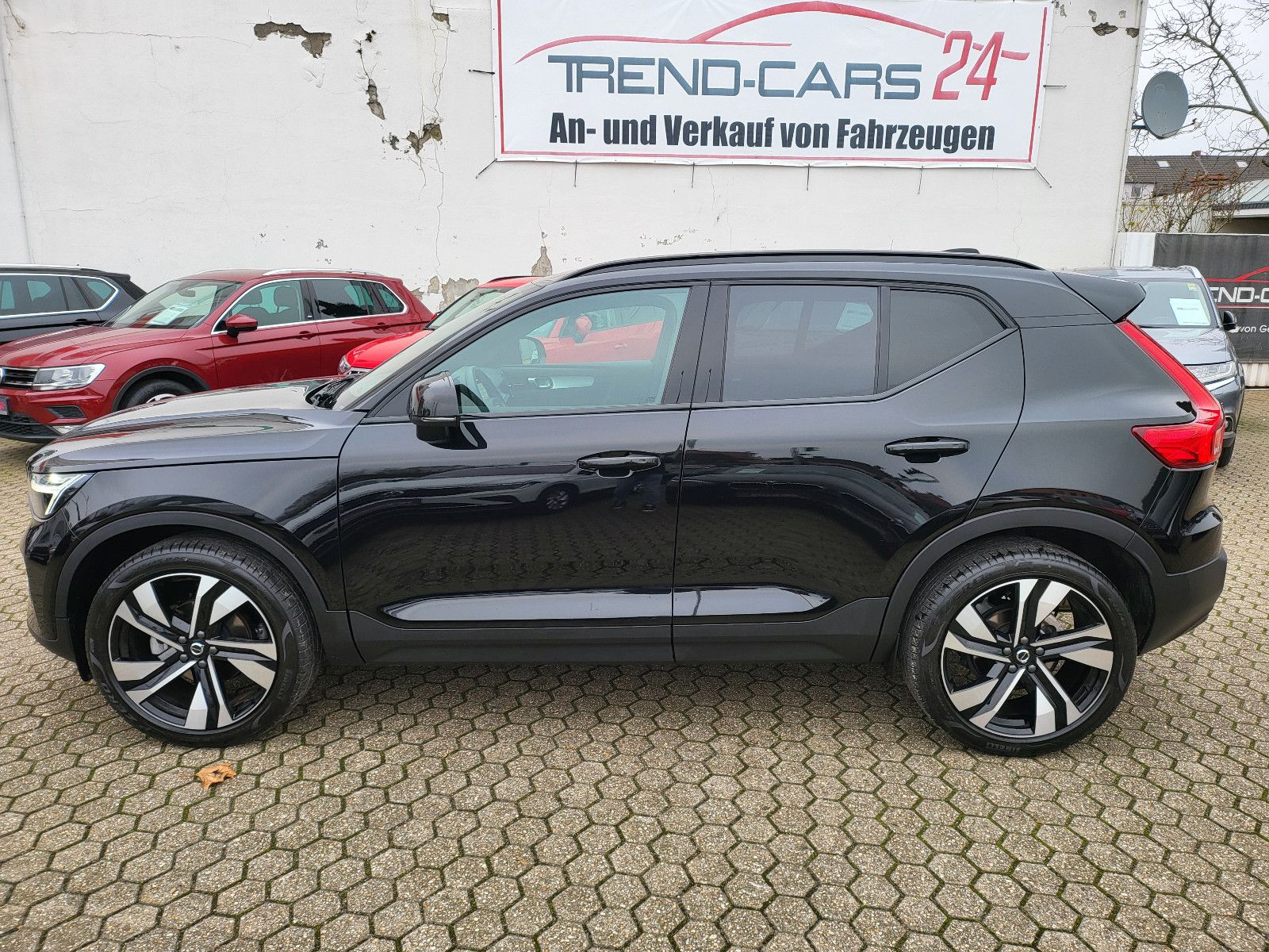 Fahrzeugabbildung Volvo XC 40  Plus Dark*Harman/Kardon*Pano*Navi*ACC*