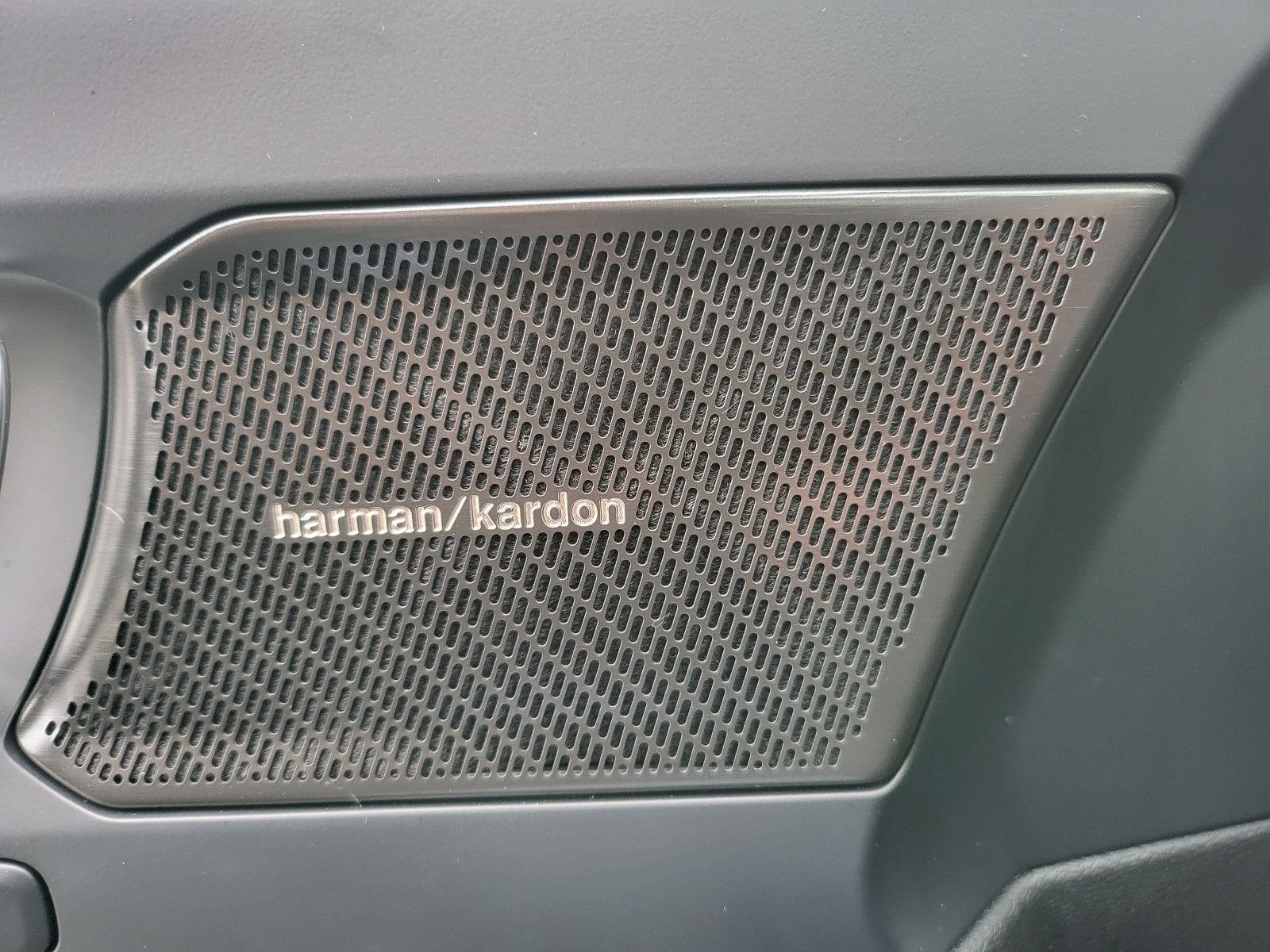Fahrzeugabbildung Volvo XC 40  Plus Dark*Harman/Kardon*Pano*Navi*ACC*