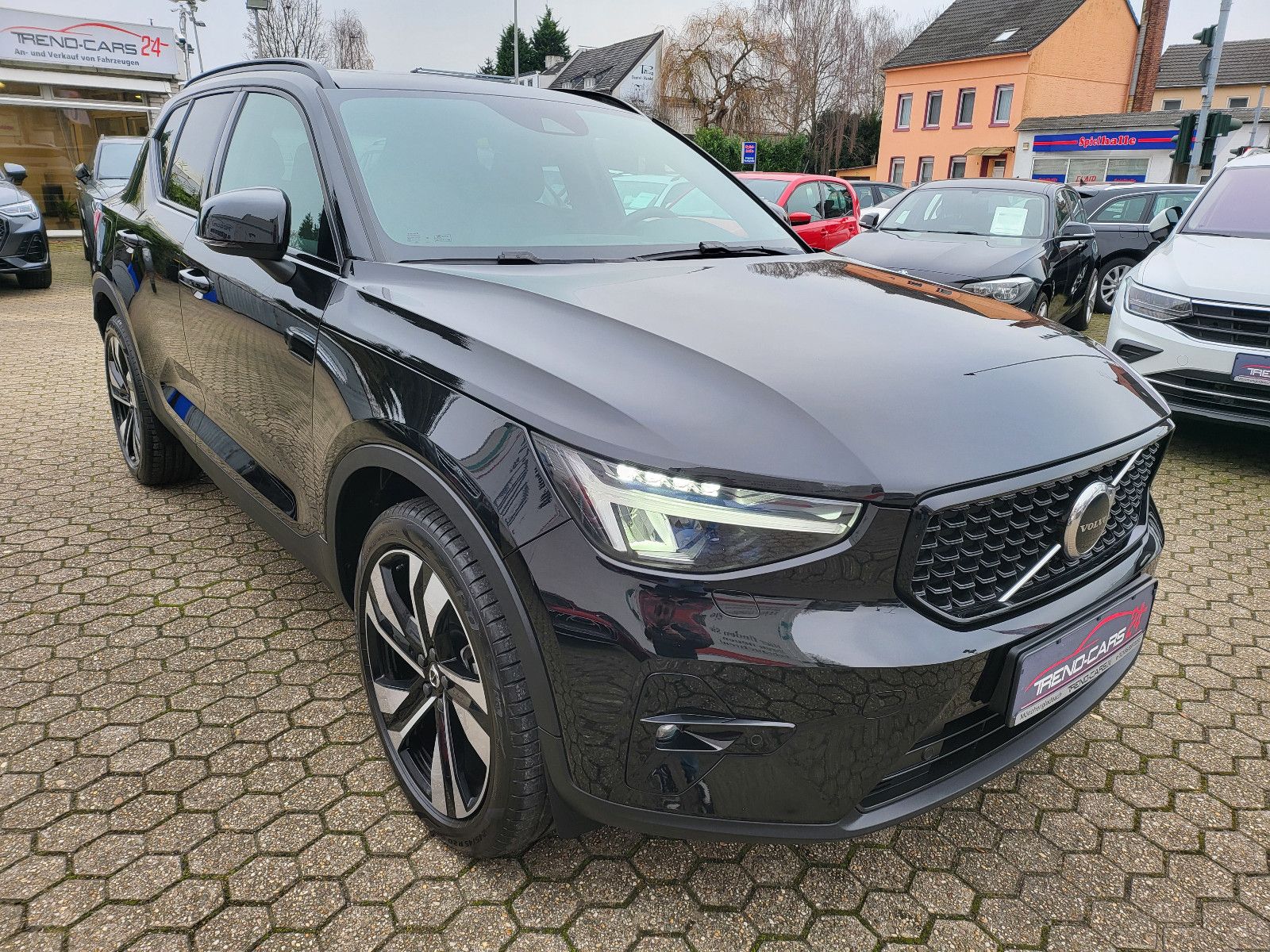 Fahrzeugabbildung Volvo XC 40  Plus Dark*Harman/Kardon*Pano*Navi*ACC*