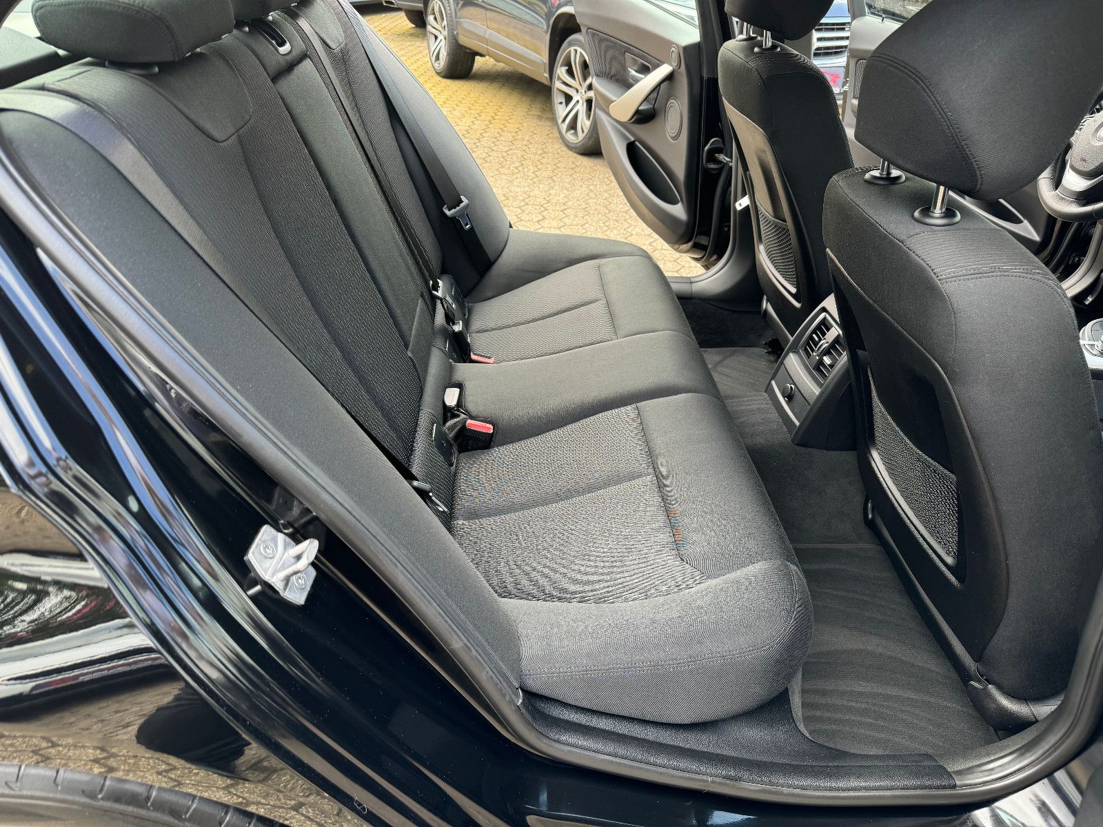 Fahrzeugabbildung BMW 330d Limo.Advantage **Automatik ** Navi