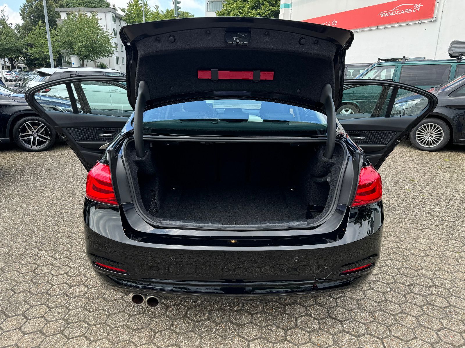 Fahrzeugabbildung BMW 330d Limo.Advantage **Automatik ** Navi