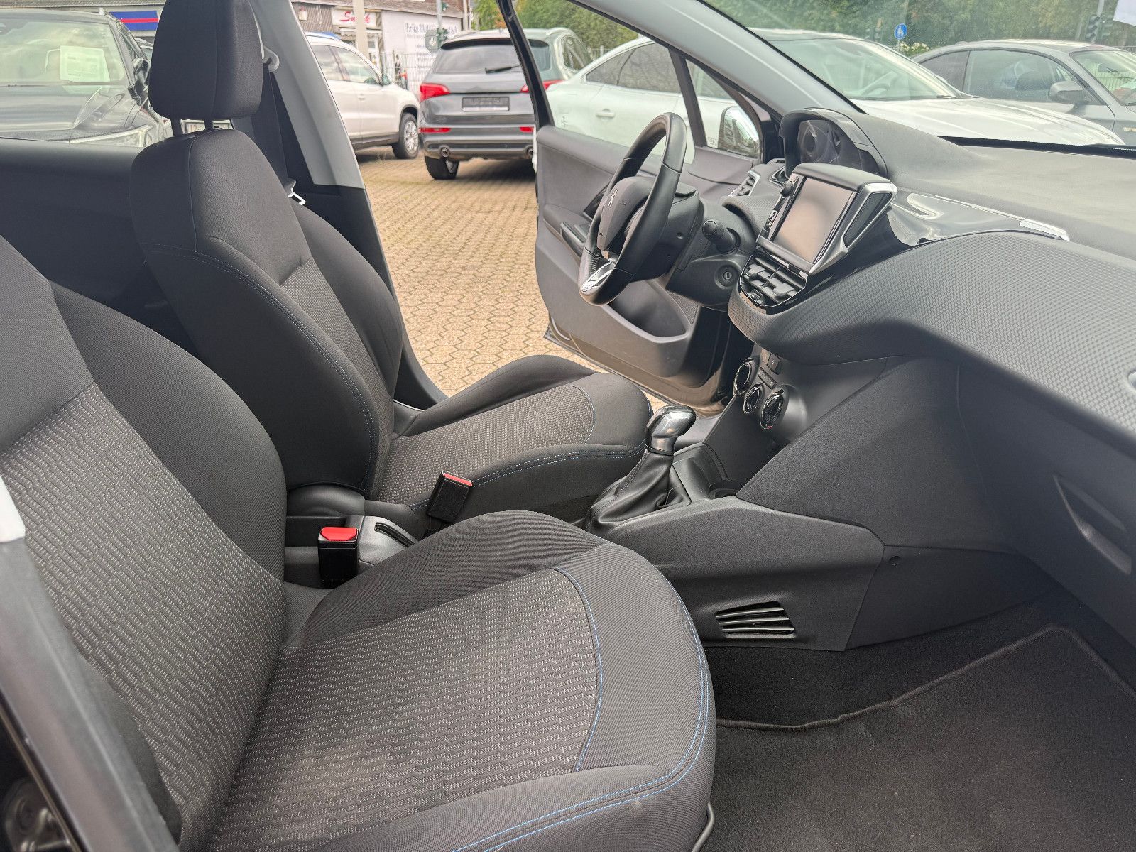 Fahrzeugabbildung Peugeot 208 Style 4Türer *Zahnriemen NEU*