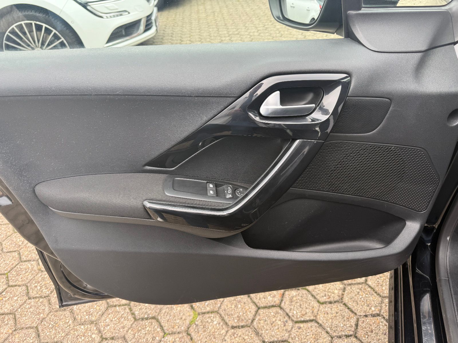 Fahrzeugabbildung Peugeot 208 Style 4Türer *Zahnriemen NEU*