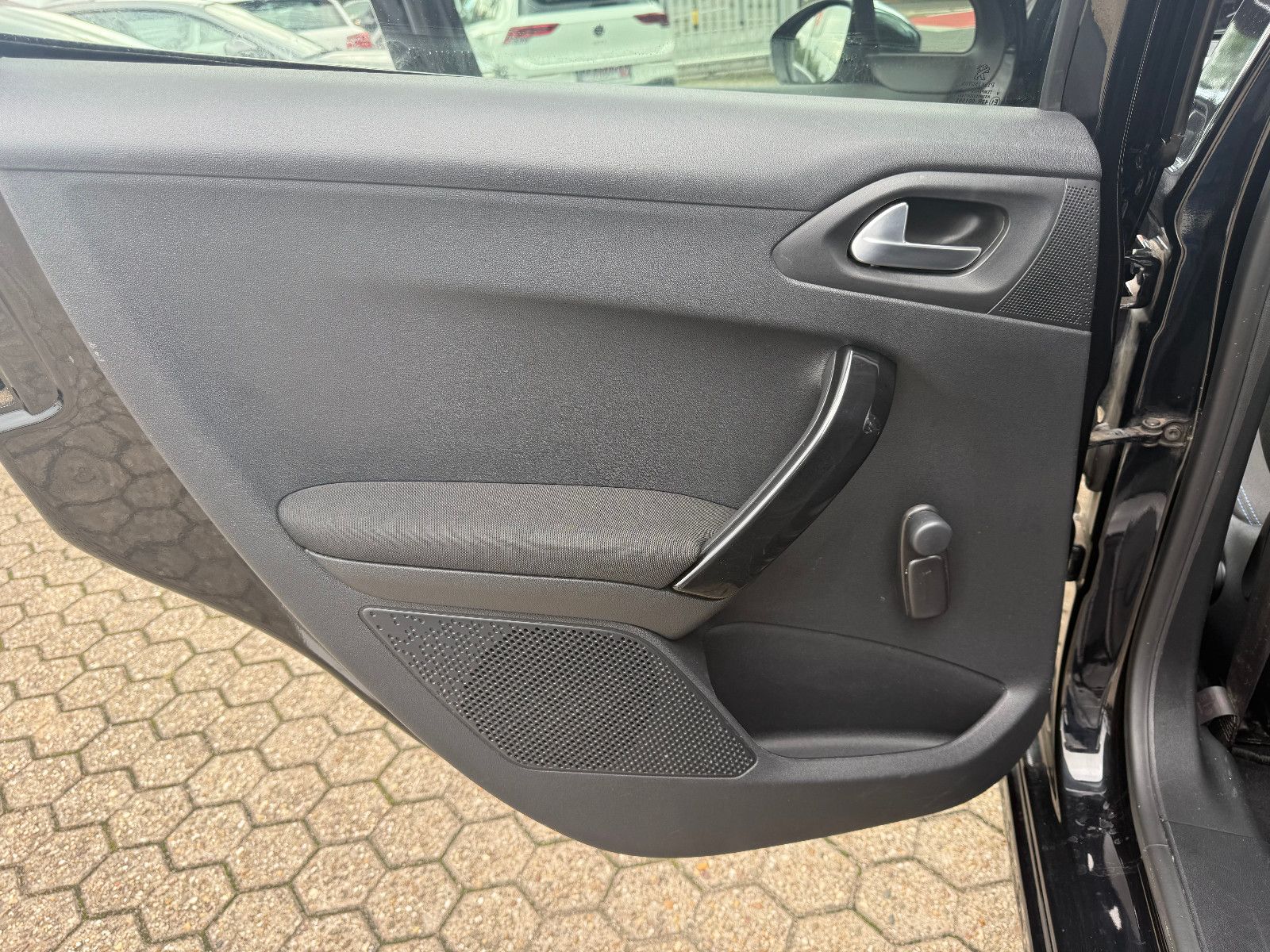 Fahrzeugabbildung Peugeot 208 Style 4Türer *Zahnriemen NEU*