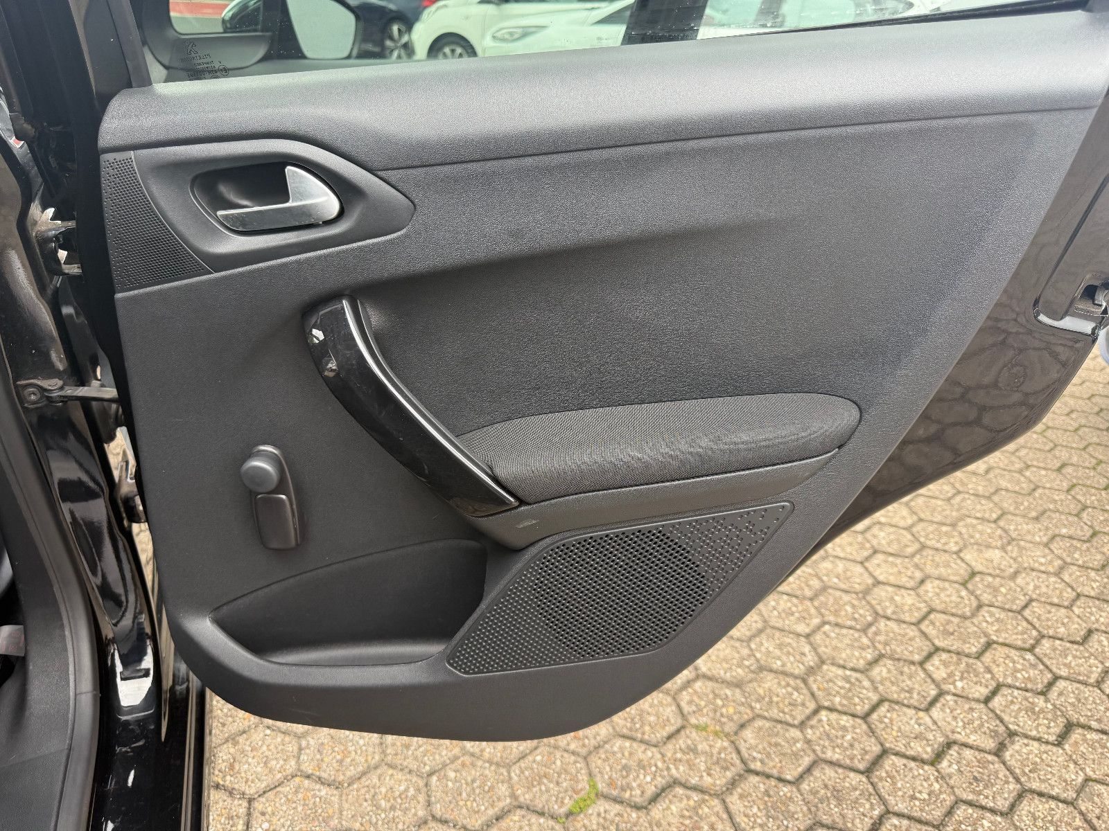 Fahrzeugabbildung Peugeot 208 Style 4Türer *Zahnriemen NEU*