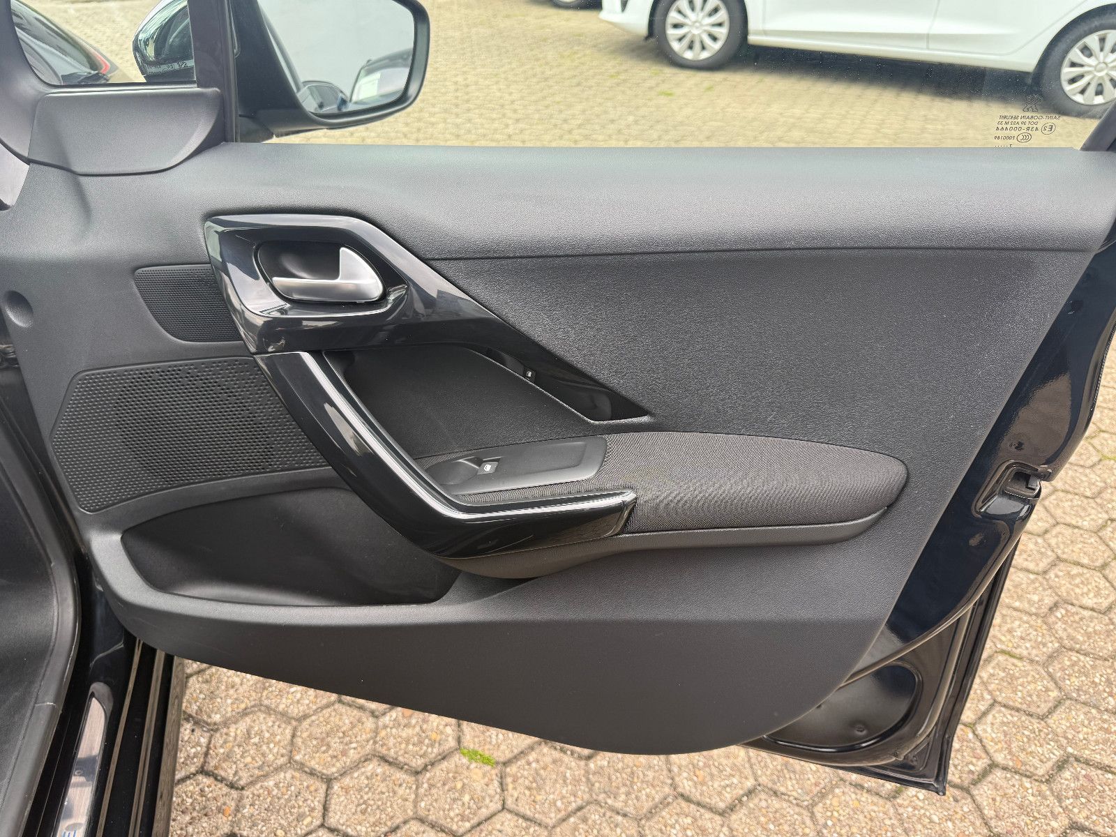 Fahrzeugabbildung Peugeot 208 Style 4Türer *Zahnriemen NEU*