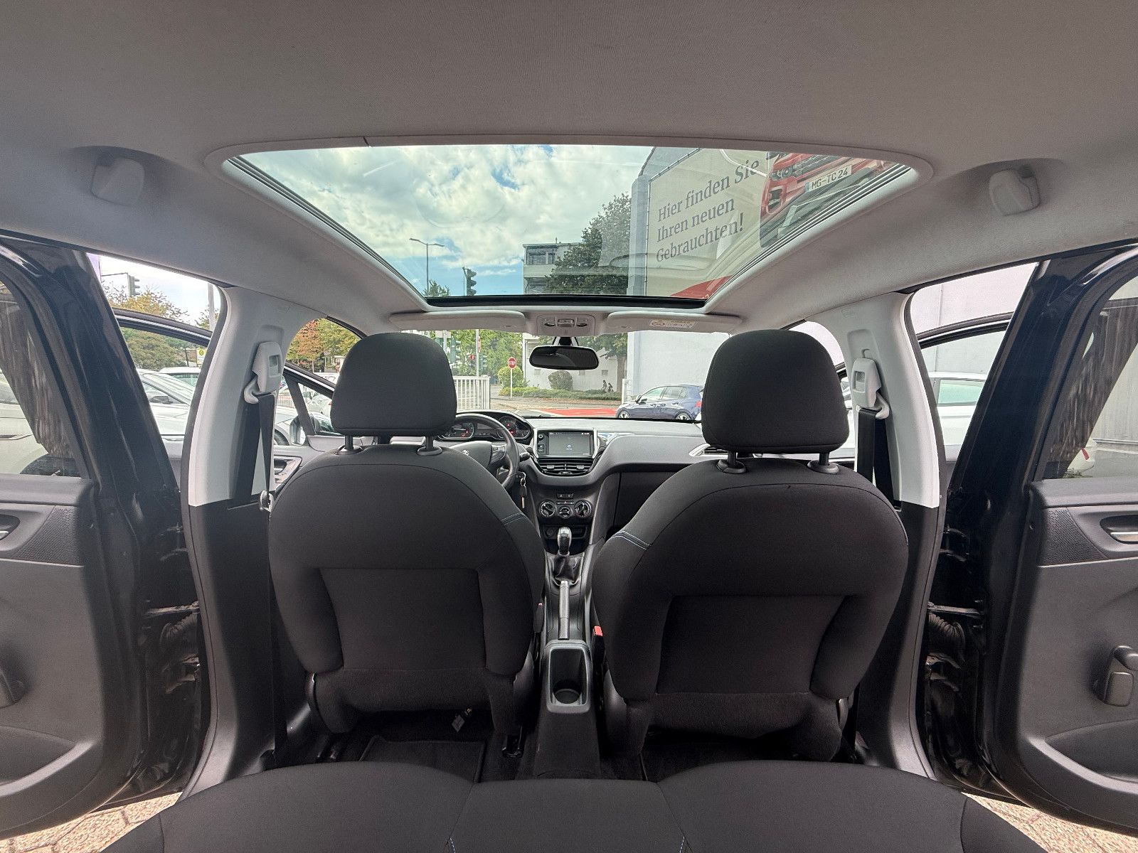 Fahrzeugabbildung Peugeot 208 Style 4Türer *Zahnriemen NEU*