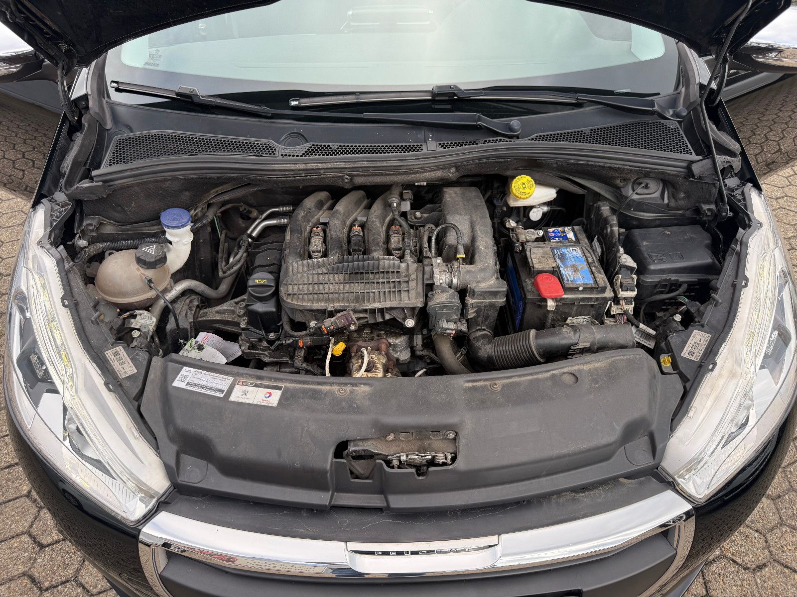 Fahrzeugabbildung Peugeot 208 Style 4Türer *Zahnriemen NEU*