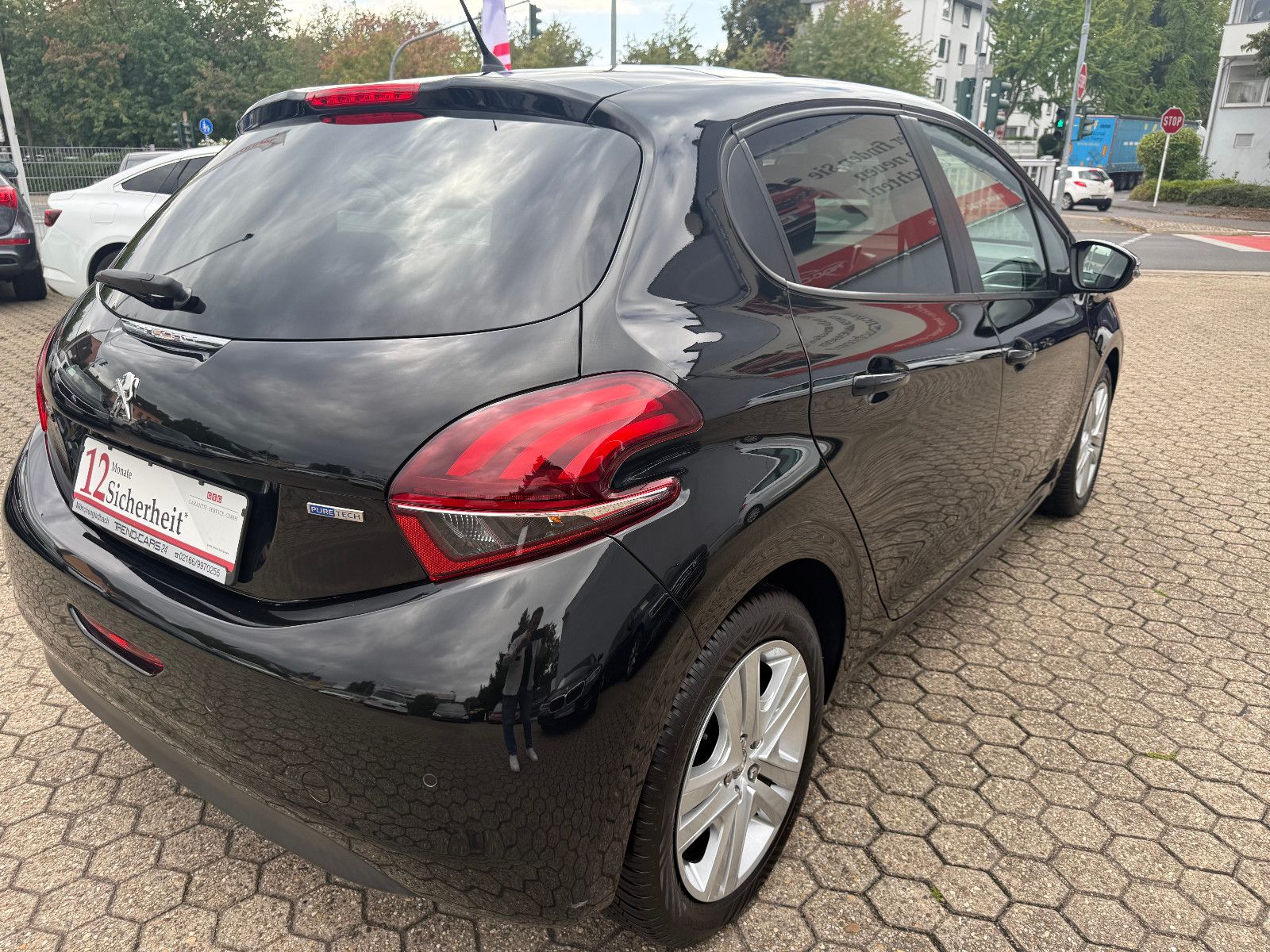 Fahrzeugabbildung Peugeot 208 Style 4Türer *Zahnriemen NEU*