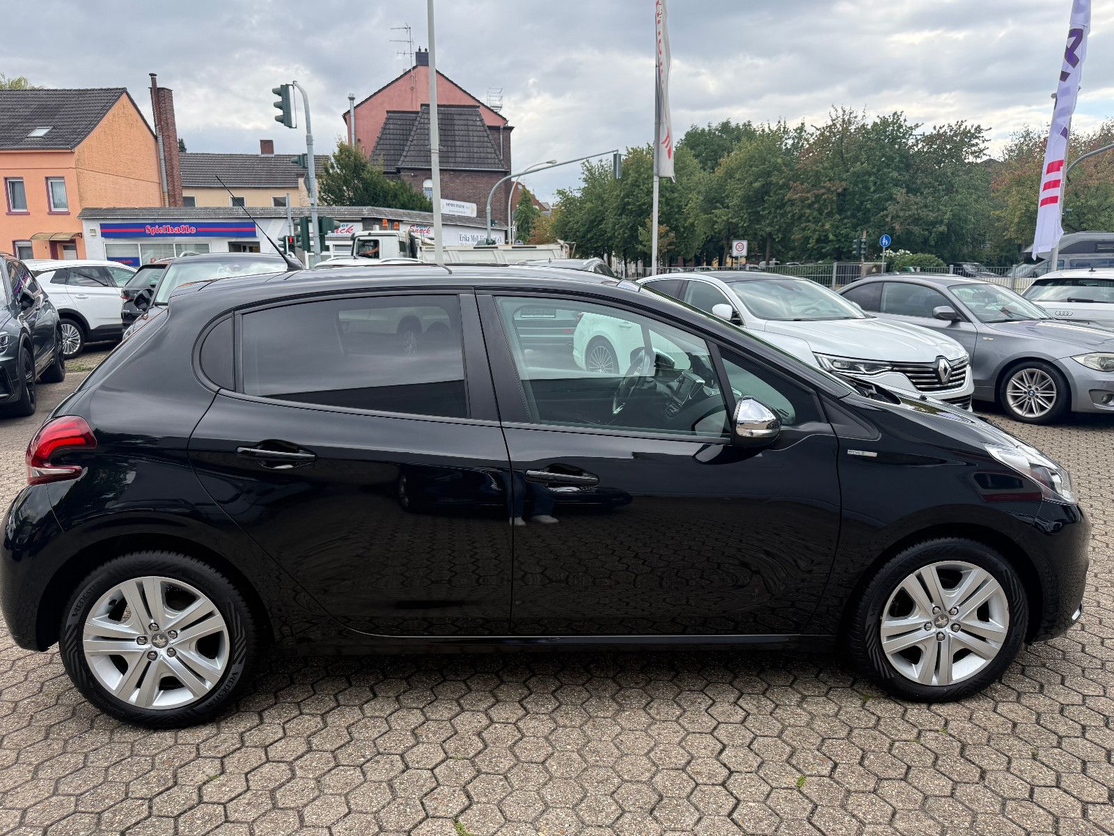 Fahrzeugabbildung Peugeot 208 Style 4Türer *Zahnriemen NEU*