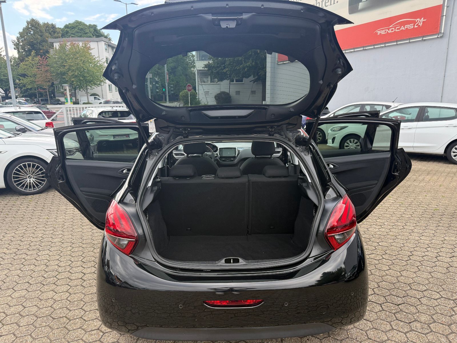 Fahrzeugabbildung Peugeot 208 Style 4Türer *Zahnriemen NEU*