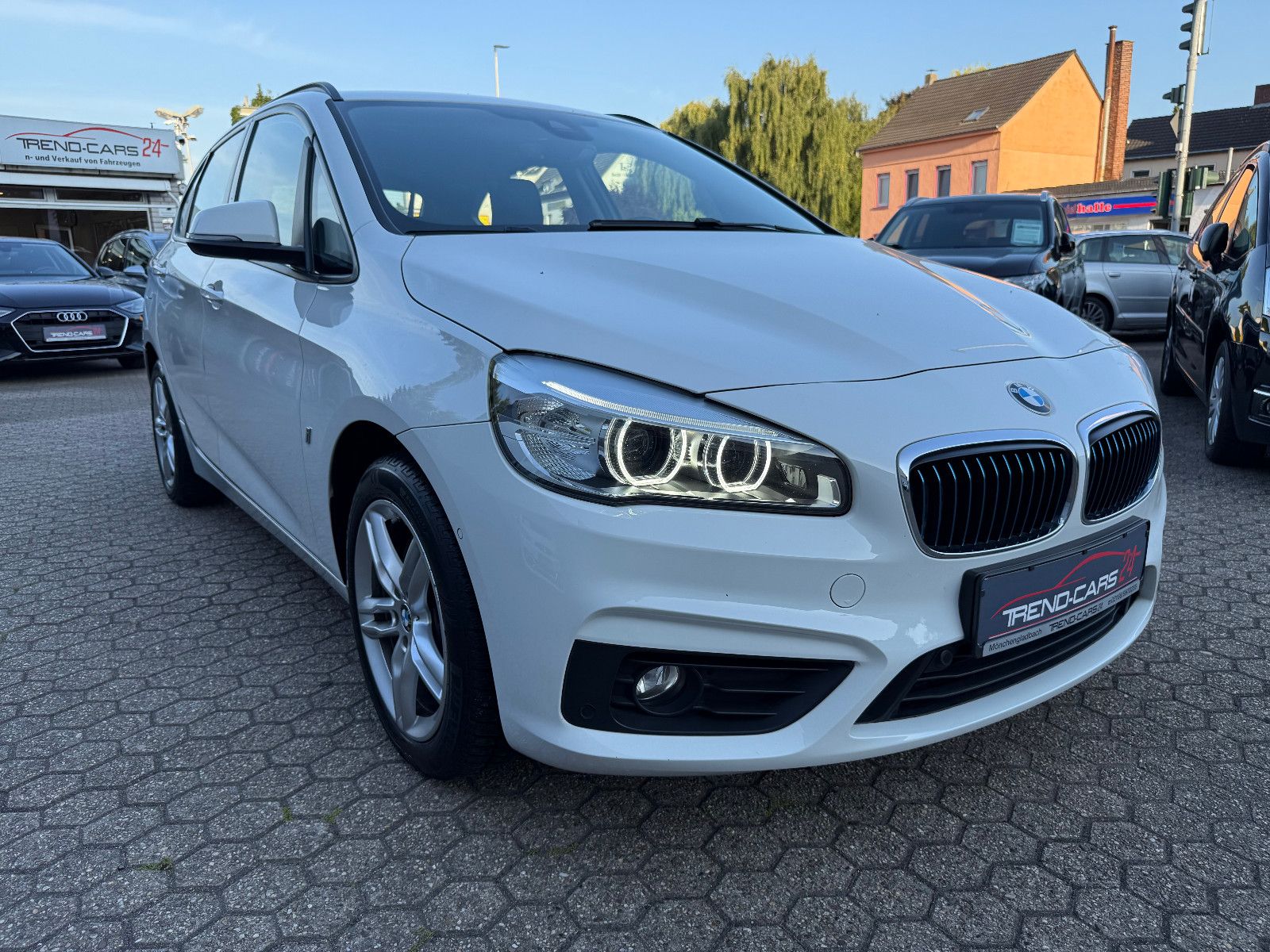 Fahrzeugabbildung BMW 225 Baureihe 2 Active Tourer 225 xe Advantage