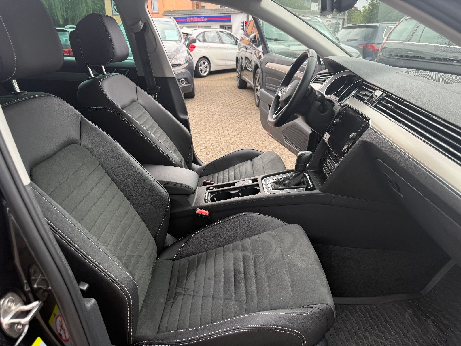 Fahrzeugabbildung Volkswagen Passat Variant Elegance **ACC** Automatik