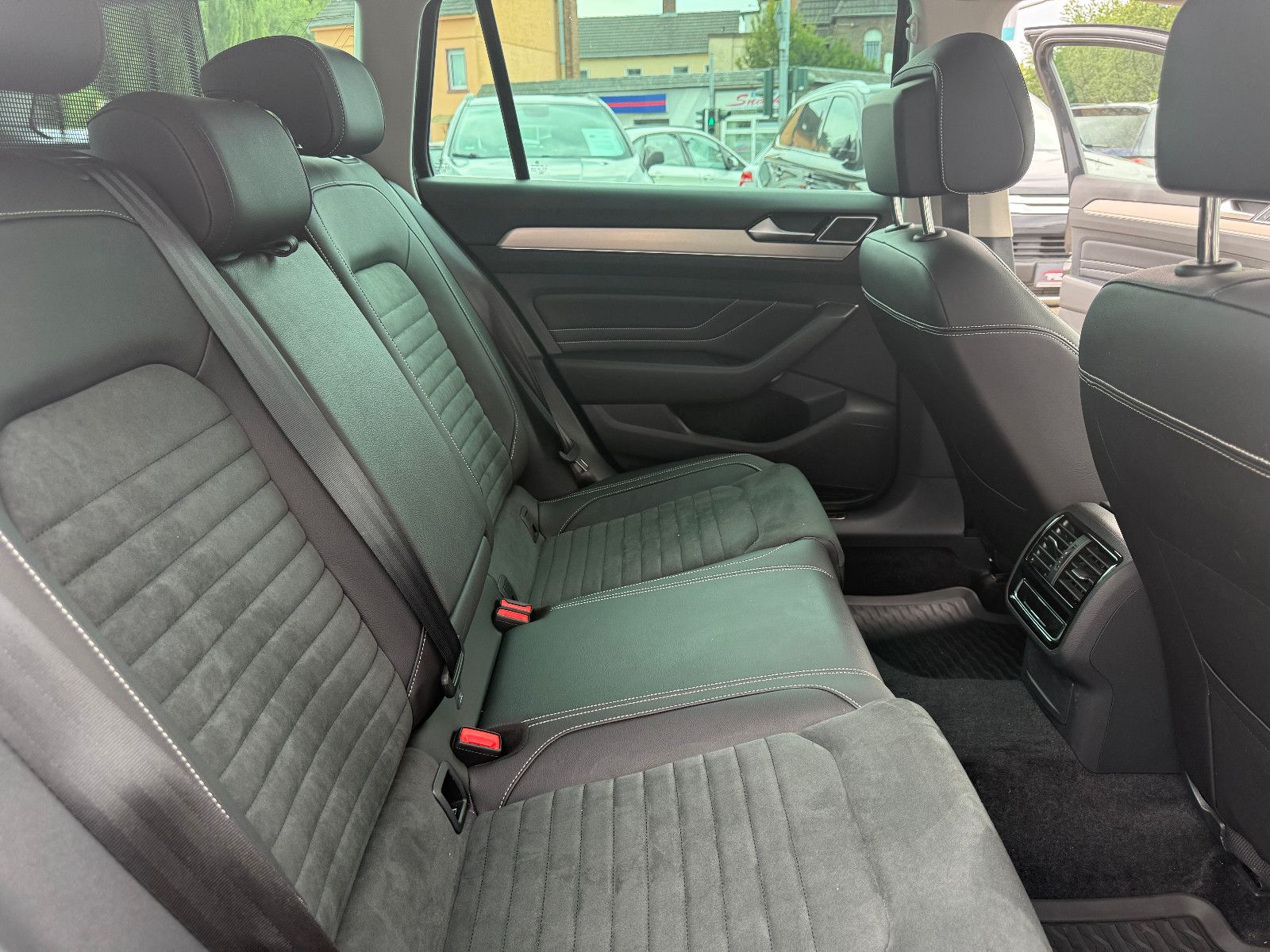 Fahrzeugabbildung Volkswagen Passat Variant Elegance **ACC** Automatik