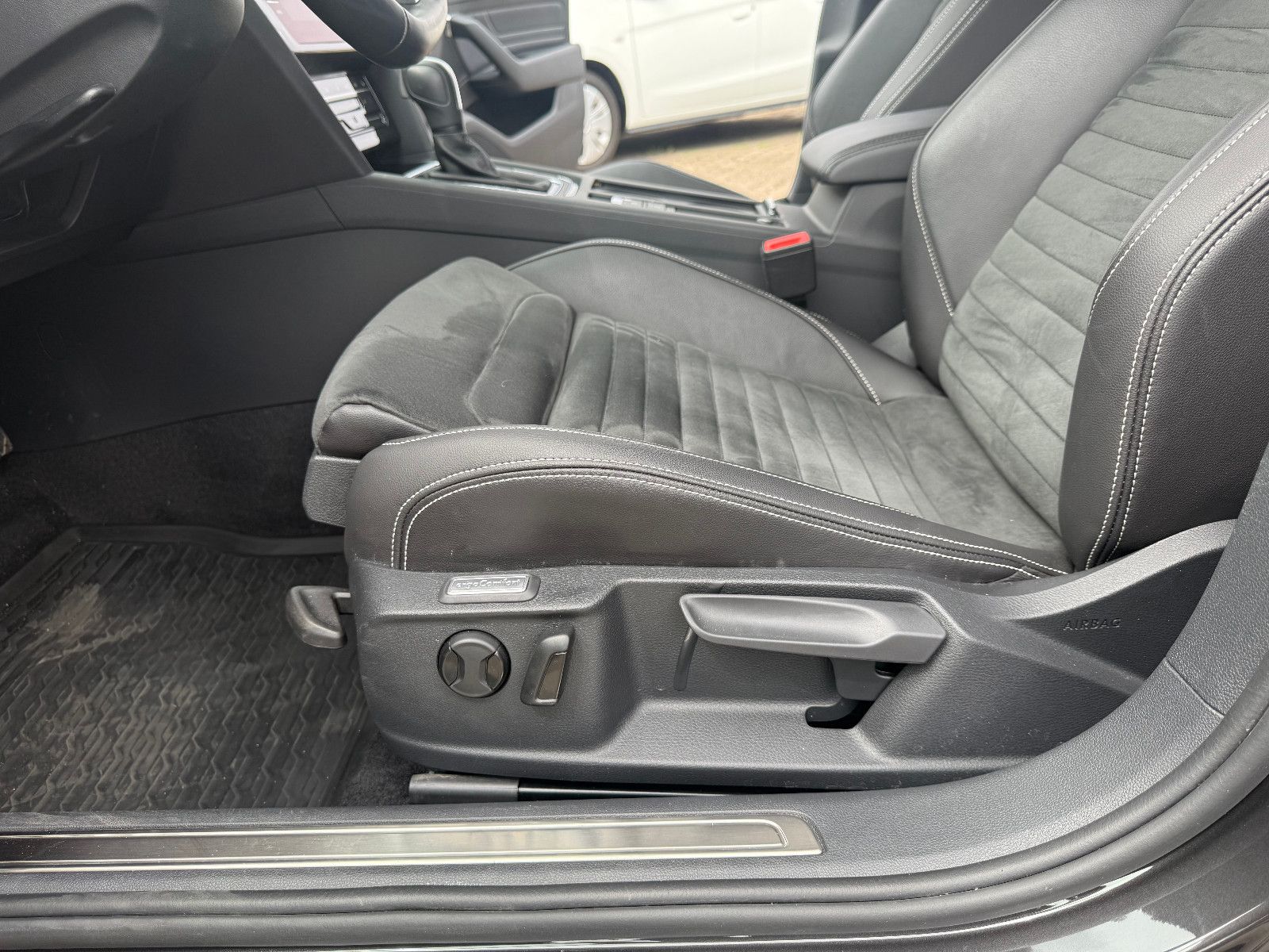 Fahrzeugabbildung Volkswagen Passat Variant Elegance **ACC** Automatik