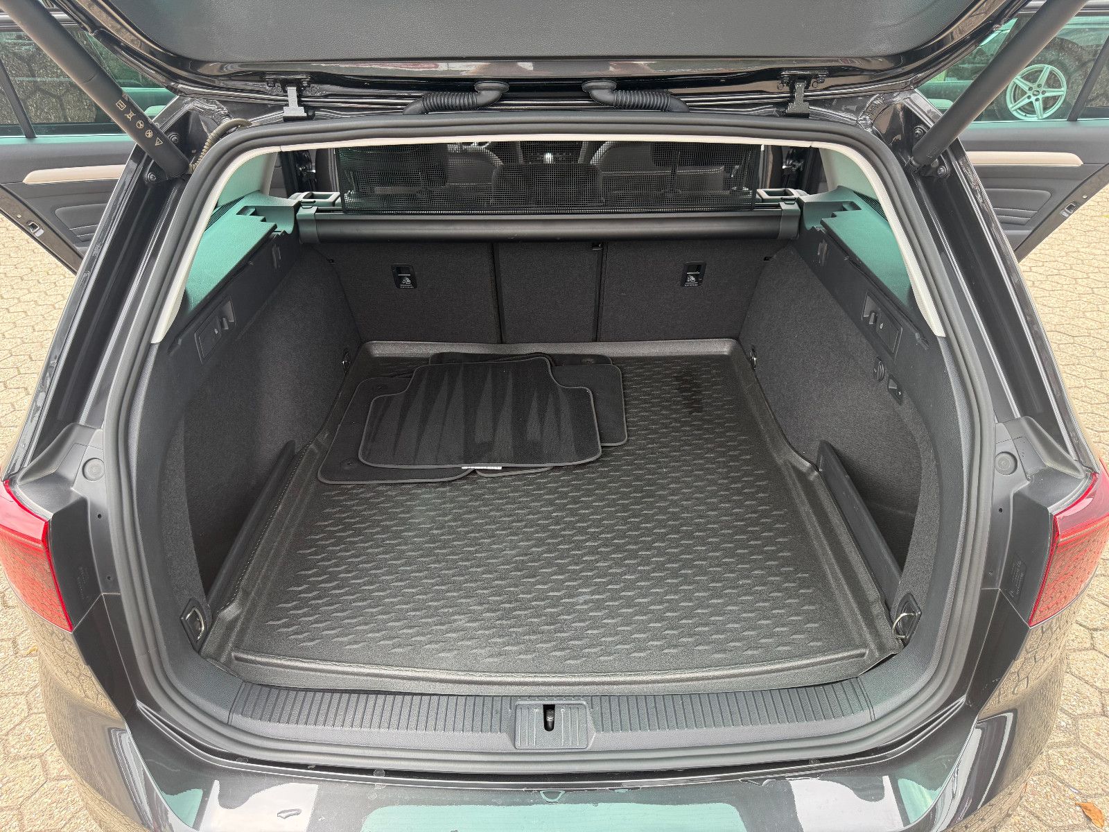 Fahrzeugabbildung Volkswagen Passat Variant Elegance **ACC** Automatik