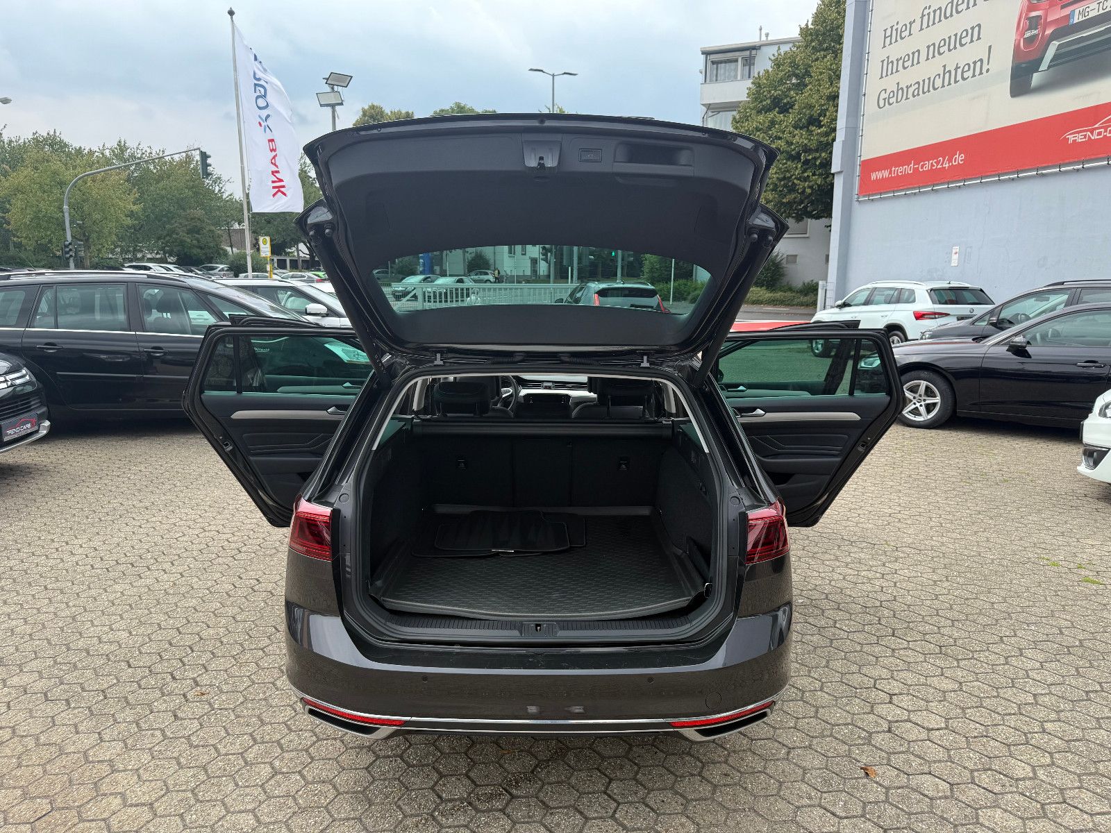 Fahrzeugabbildung Volkswagen Passat Variant Elegance **ACC** Automatik