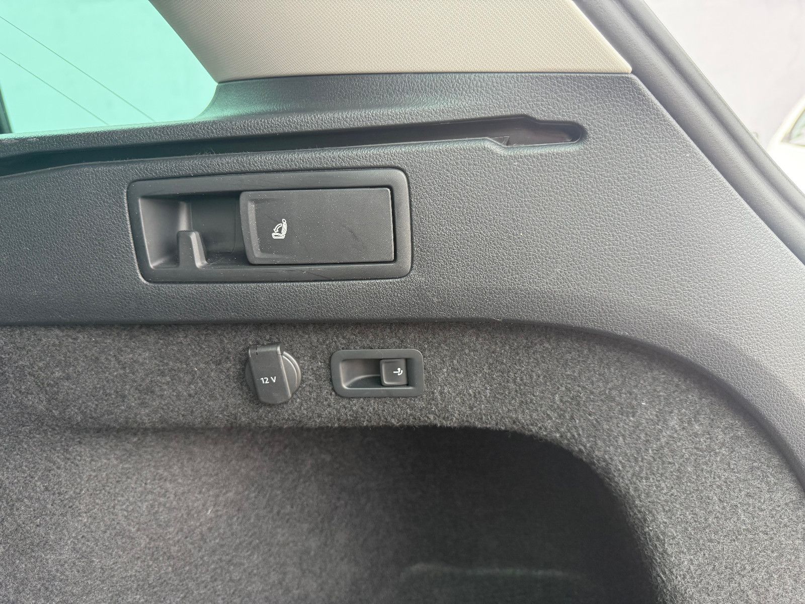 Fahrzeugabbildung Volkswagen Passat Variant Elegance **ACC** Automatik
