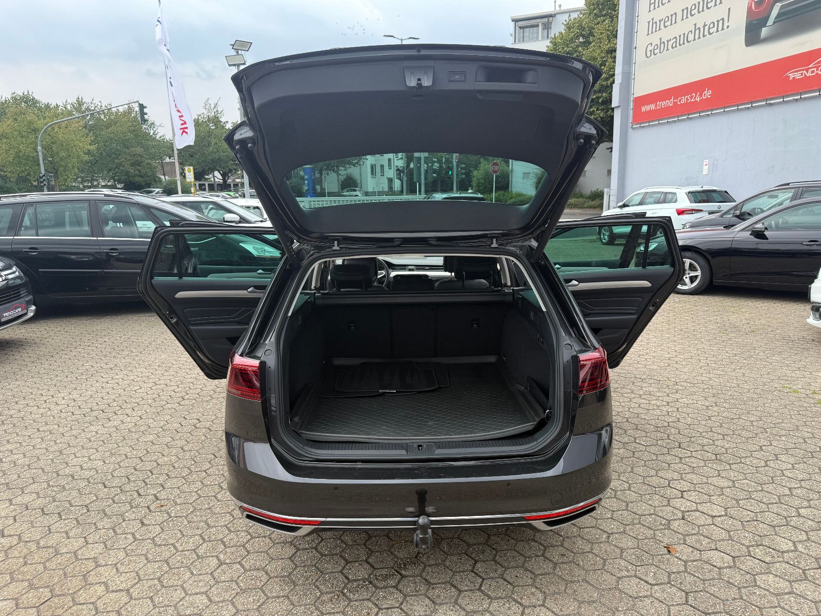 Fahrzeugabbildung Volkswagen Passat Variant Elegance **ACC** Automatik