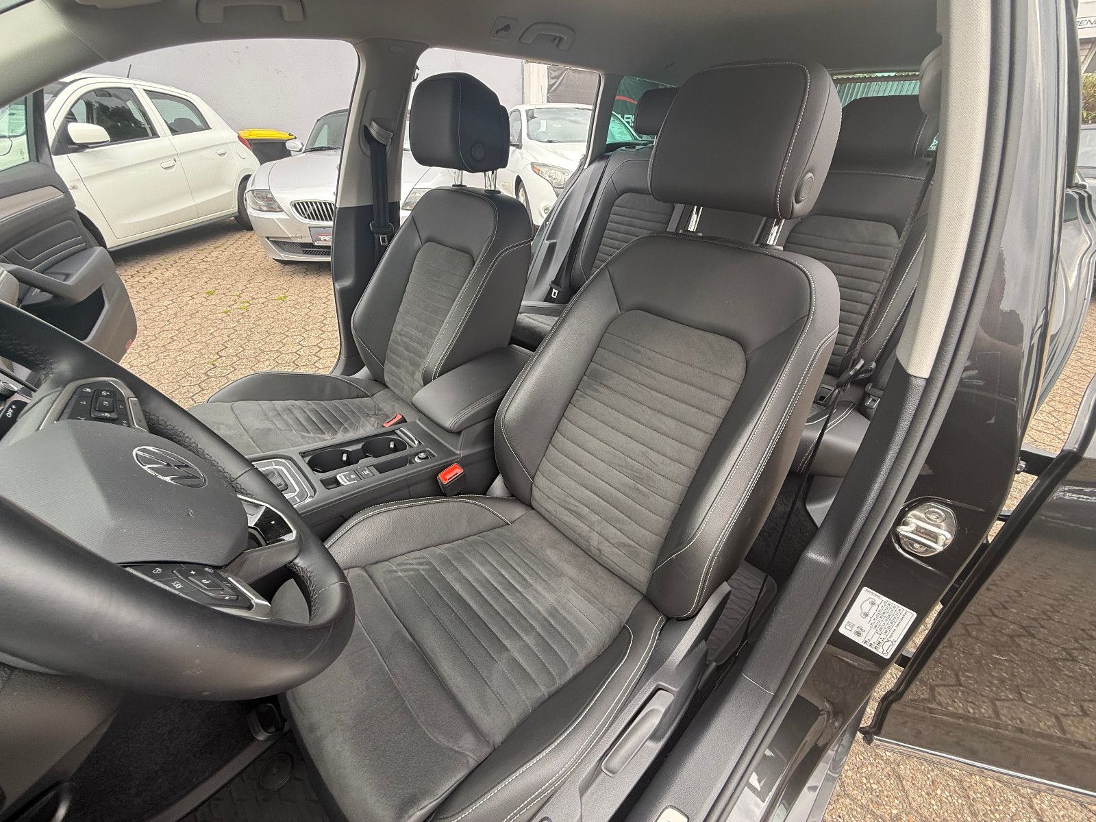 Fahrzeugabbildung Volkswagen Passat Variant Elegance **ACC** Automatik