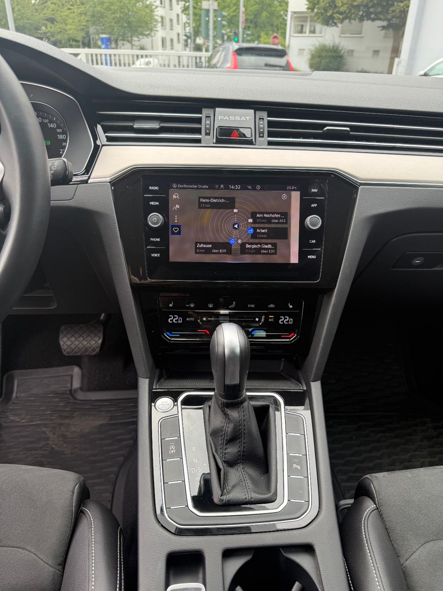 Fahrzeugabbildung Volkswagen Passat Variant Elegance **ACC** Automatik