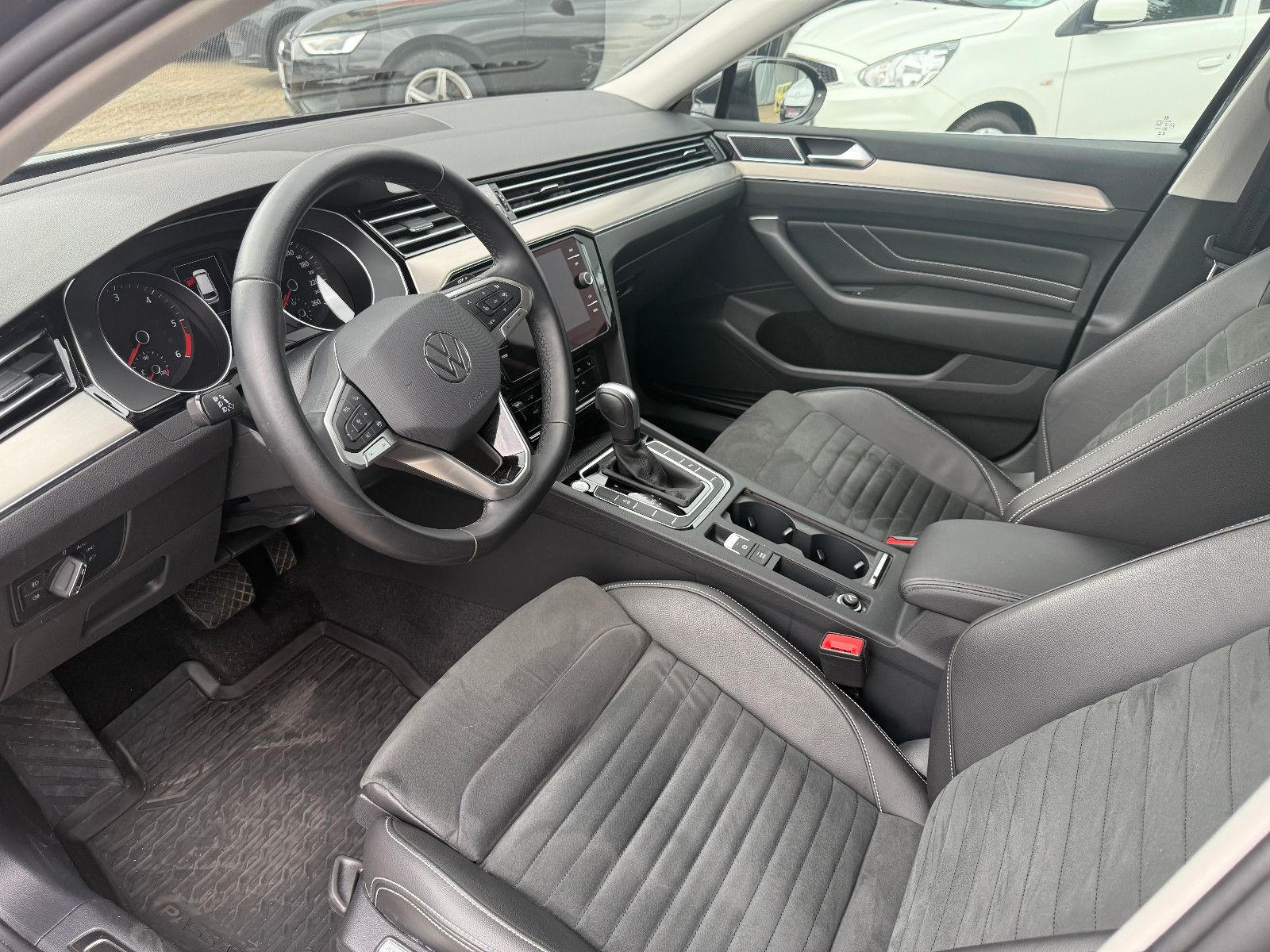 Fahrzeugabbildung Volkswagen Passat Variant Elegance **ACC** Automatik