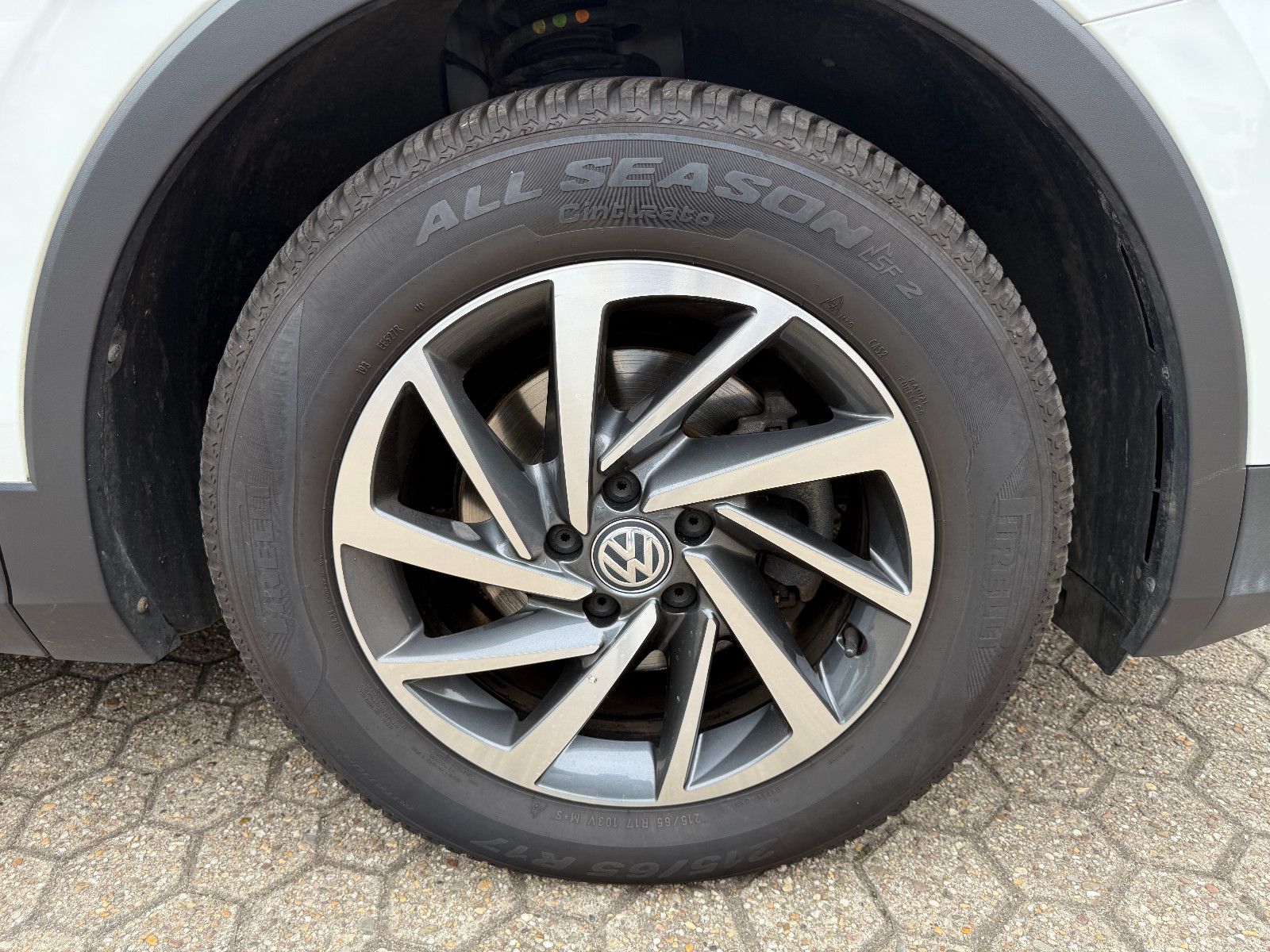 Fahrzeugabbildung Volkswagen Tiguan Sound BMT/Start-Stopp DSG Automatik