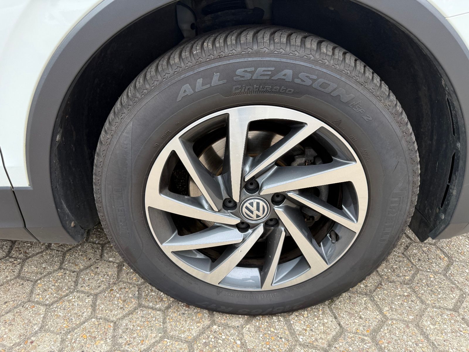 Fahrzeugabbildung Volkswagen Tiguan Sound BMT/Start-Stopp DSG Automatik