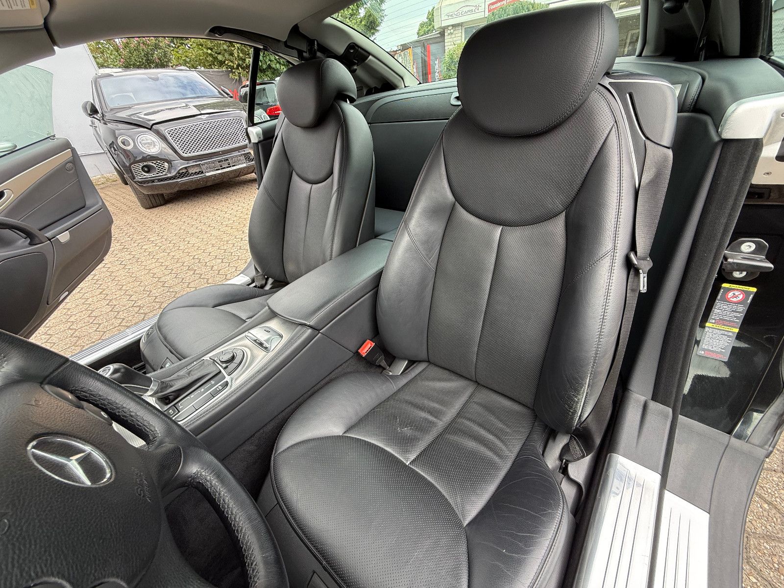 Fahrzeugabbildung Mercedes-Benz SL 350 SPORTPAKET *LEDER* DE FAHRZEUG
