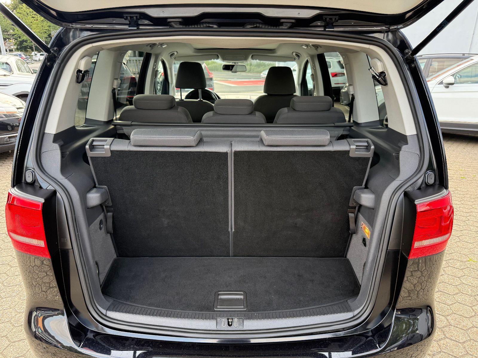 Fahrzeugabbildung Volkswagen Touran Style BMT*Tempomat*Navi*7 Sitzer*