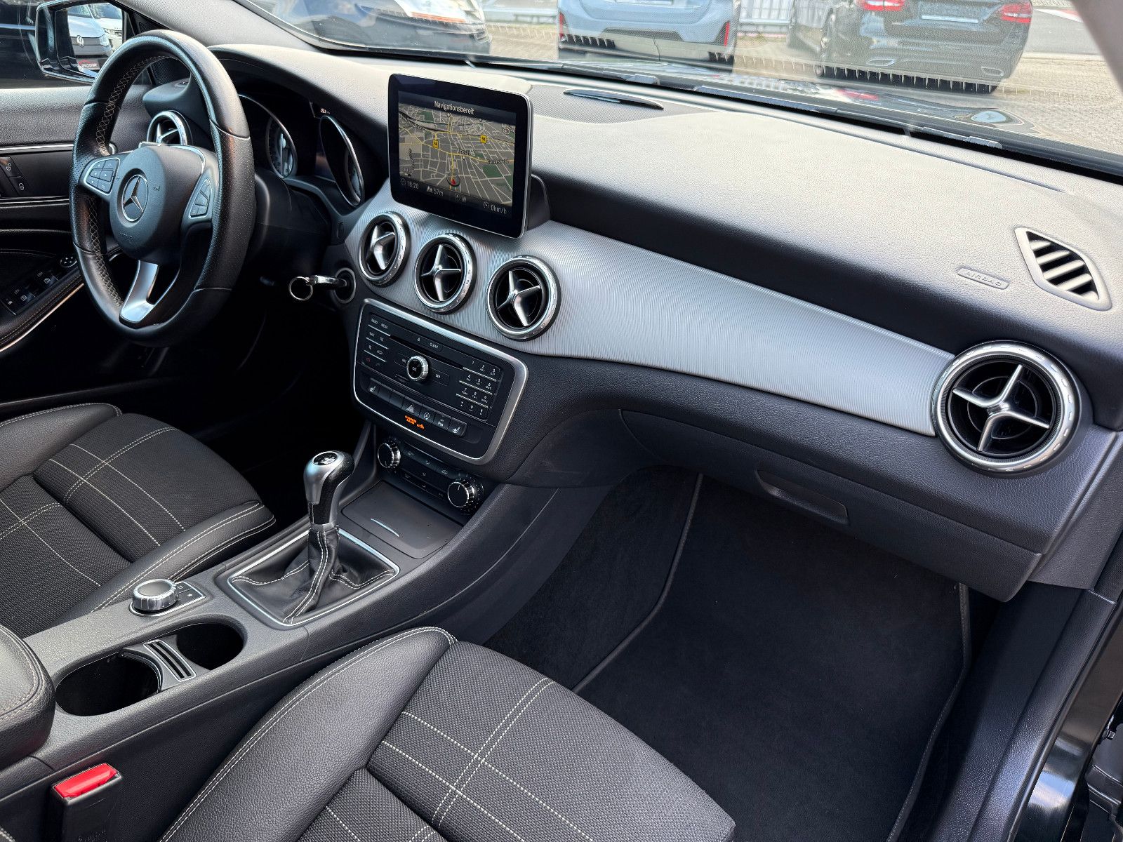 Fahrzeugabbildung Mercedes-Benz GLA 180 Urban*AHK*Tempomat*Klima*