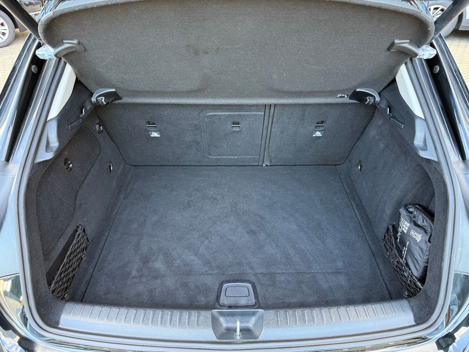 Fahrzeugabbildung Mercedes-Benz GLA 180 Urban*AHK*Tempomat*Klima*