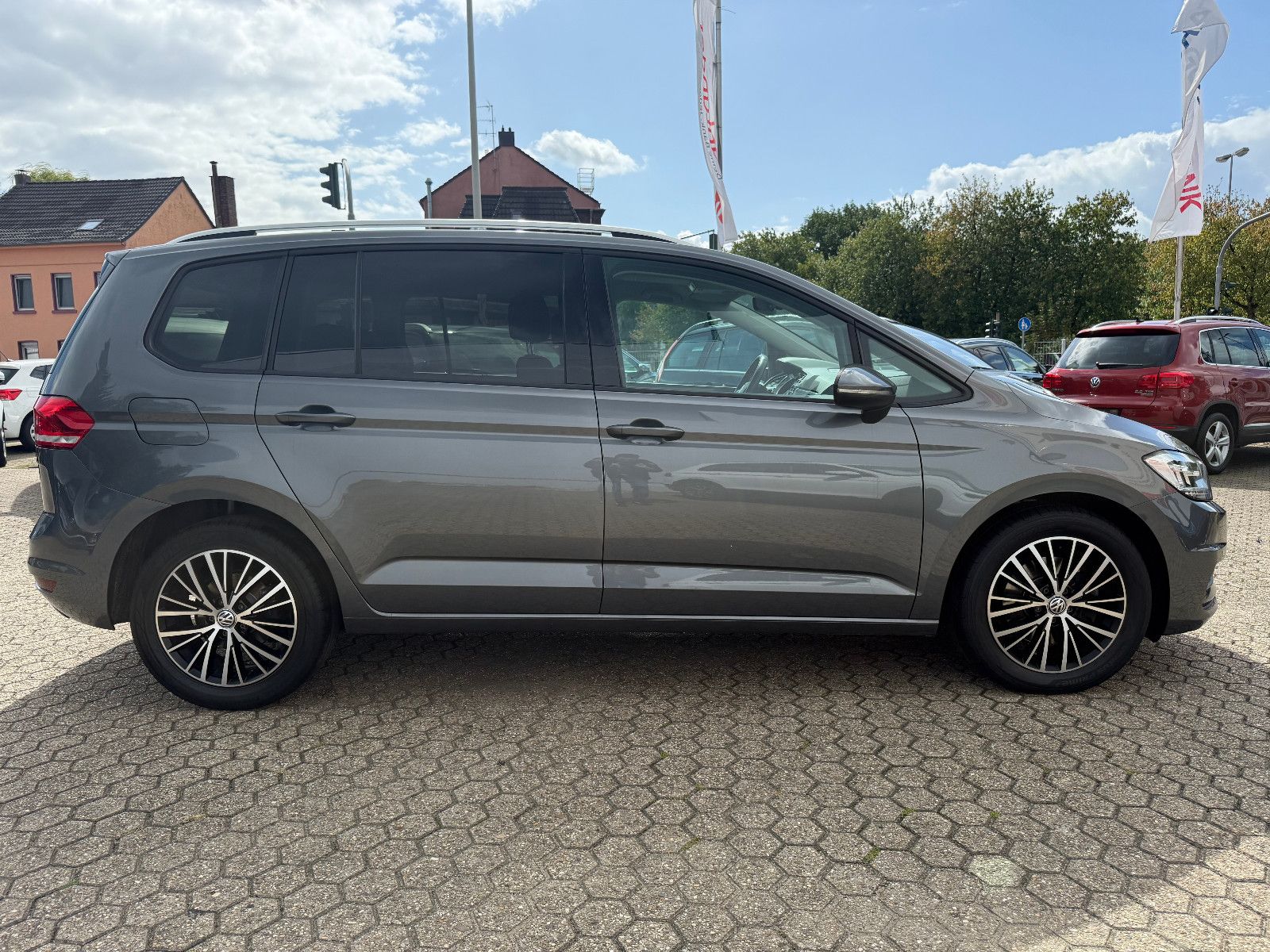 Fahrzeugabbildung Volkswagen Touran Comfortline BMT/*ACC*Navi*7 Sitzer*