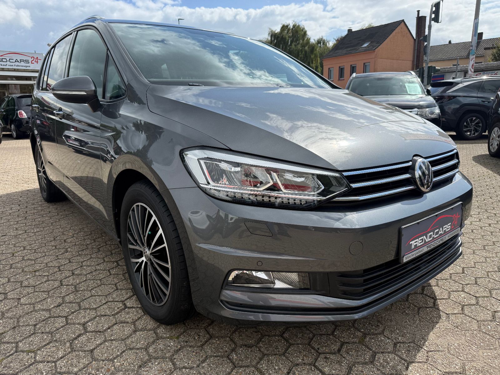 Fahrzeugabbildung Volkswagen Touran Comfortline BMT/*ACC*Navi*7 Sitzer*