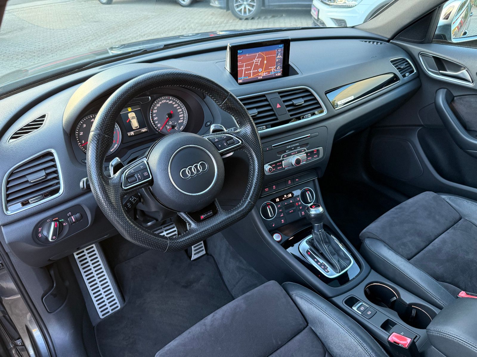 Fahrzeugabbildung Audi RSQ3 RS Q3 2.5 TFSI quattro*AHK*PANO*