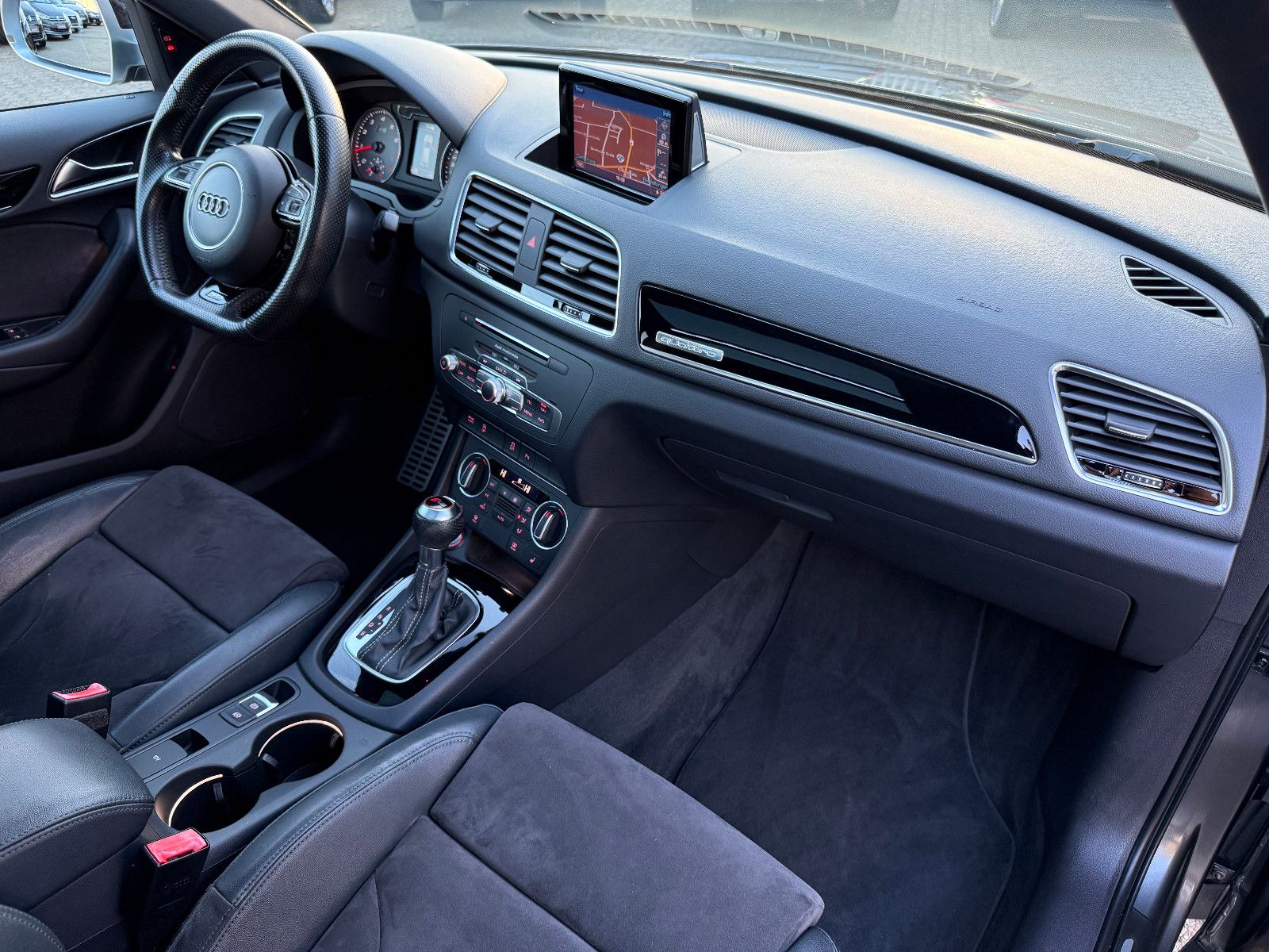 Fahrzeugabbildung Audi RSQ3 RS Q3 2.5 TFSI quattro*AHK*PANO*