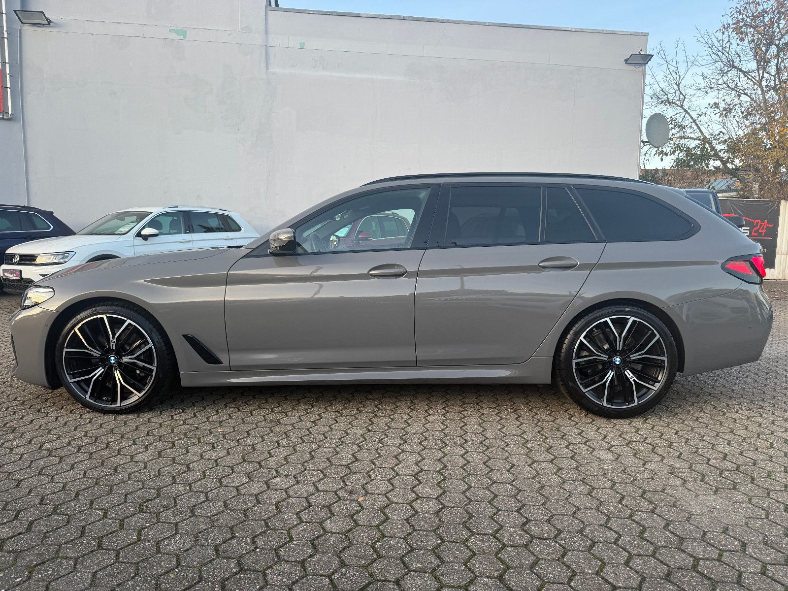 Fahrzeugabbildung BMW 530 Touring i M Sport*Navi*AHK*Leder*