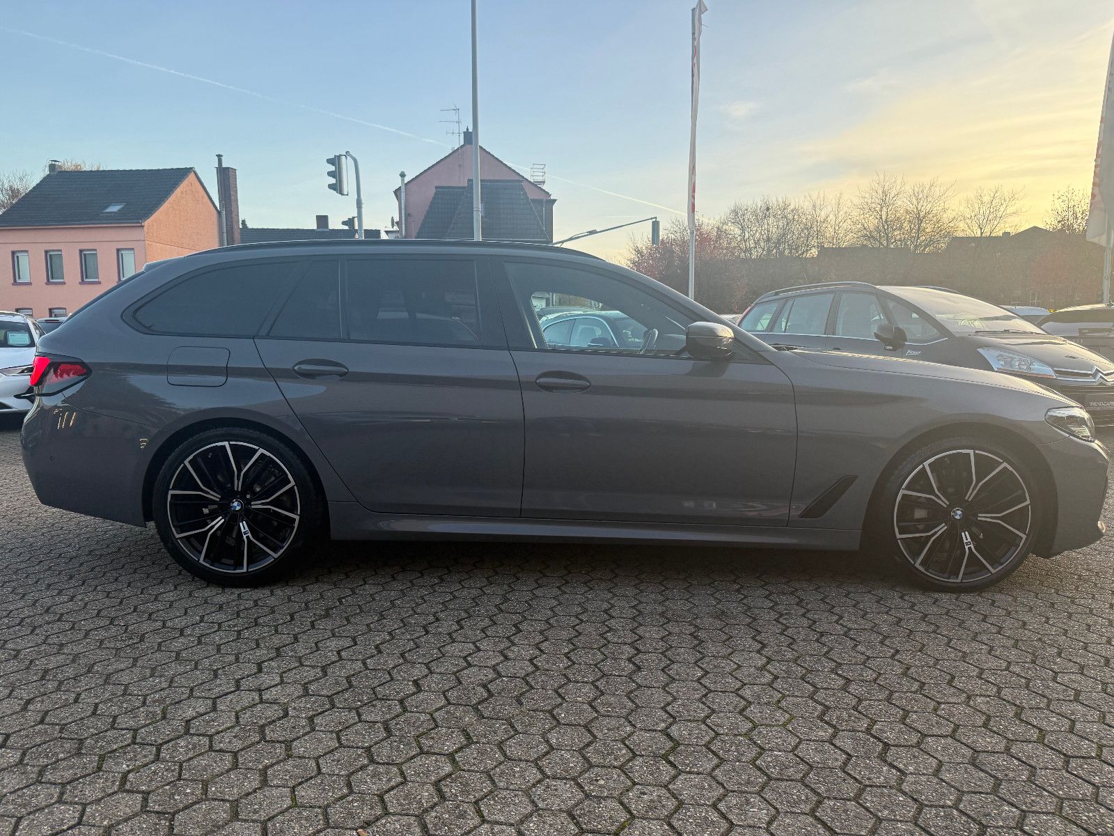 Fahrzeugabbildung BMW 530 Touring i M Sport*Navi*AHK*Leder*