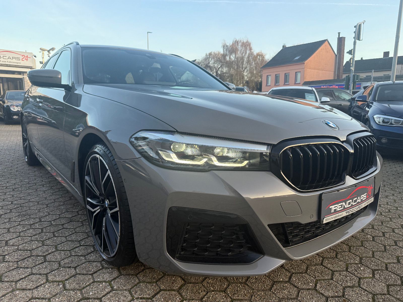 Fahrzeugabbildung BMW 530 Touring i M Sport*Navi*AHK*Leder*