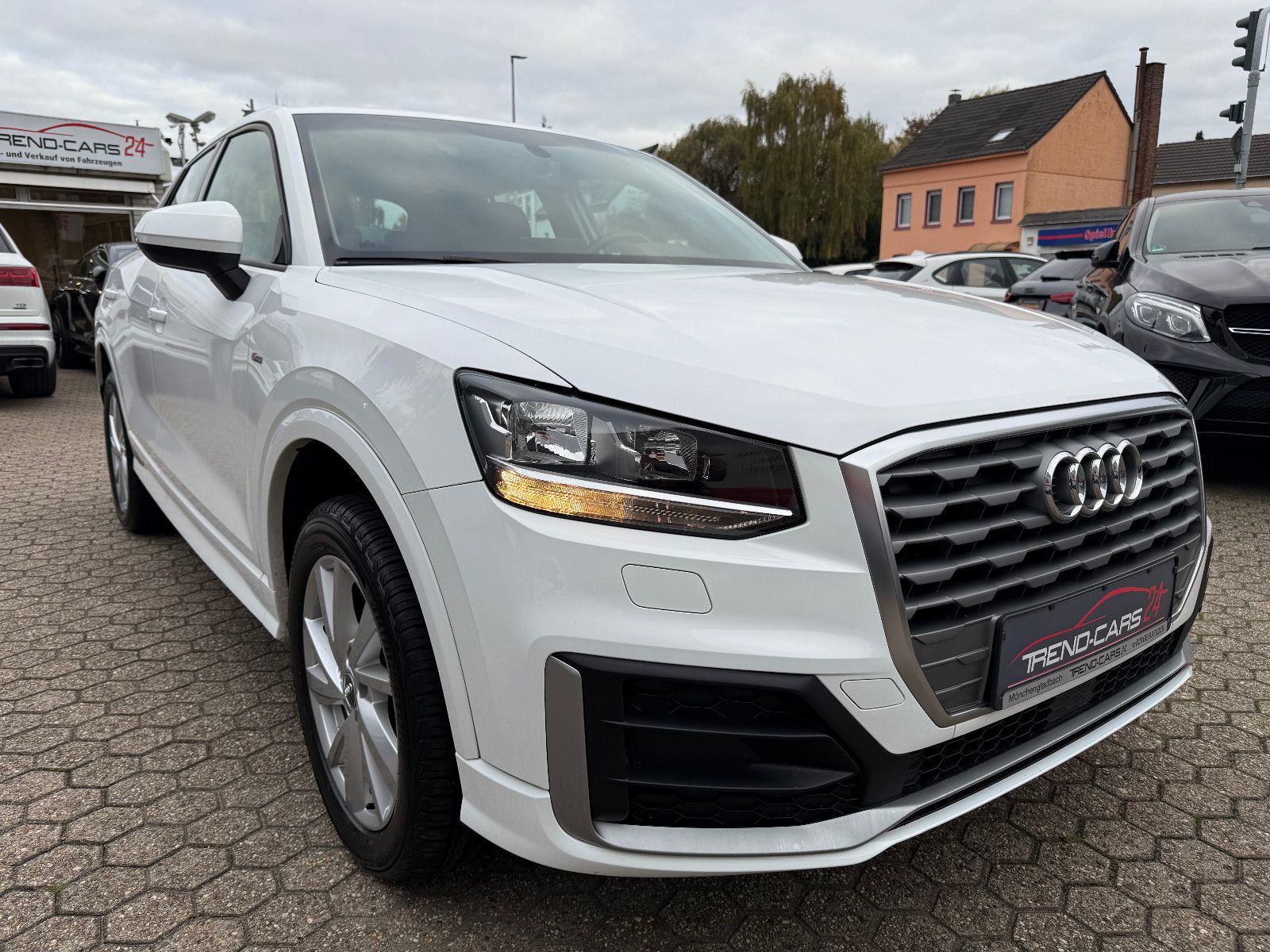 Fahrzeugabbildung Audi Q2 35 TFSI*AHK*Tempomat*Leder*Navi*