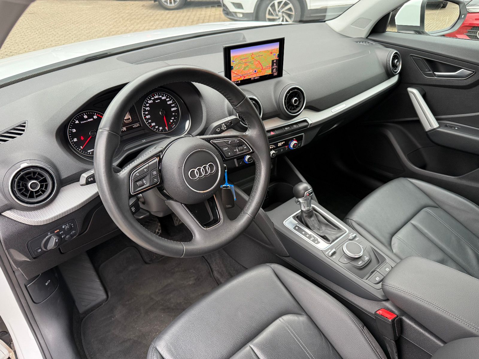 Fahrzeugabbildung Audi Q2 35 TFSI*AHK*Tempomat*Leder*Navi*