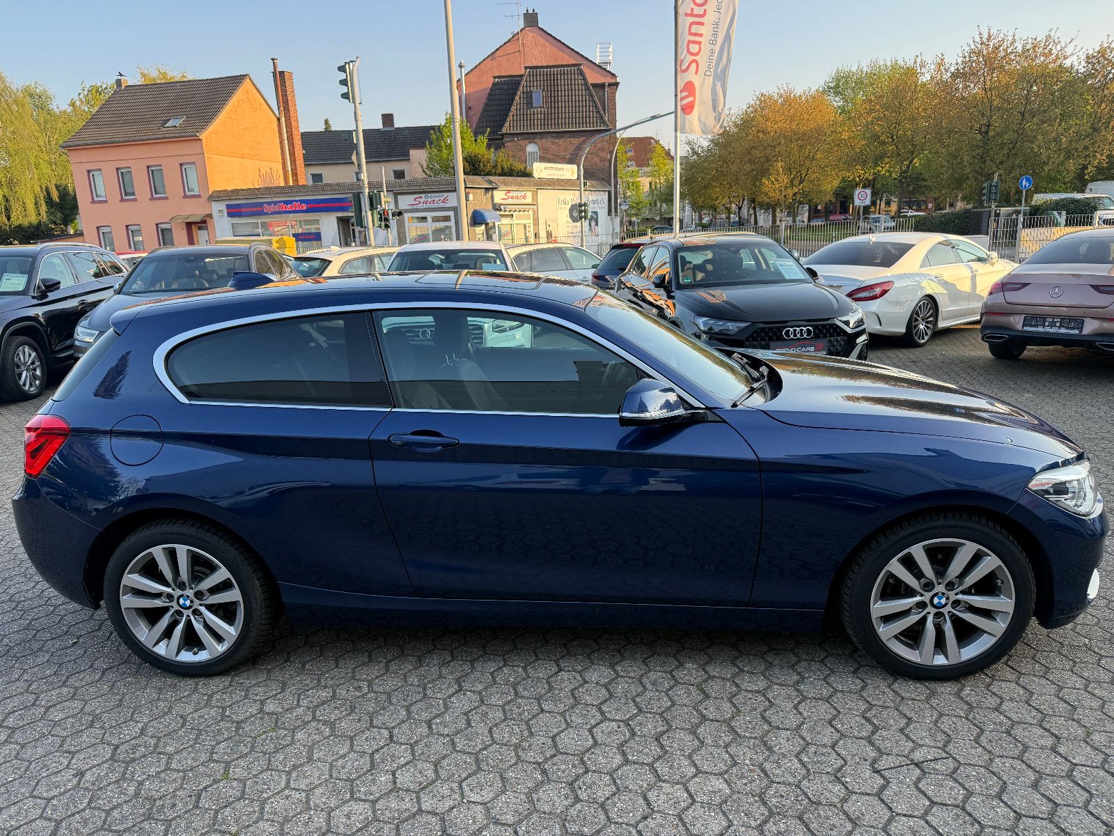 Fahrzeugabbildung BMW 118 3-trg.Advantage*Tempomat*Automatik*LED*