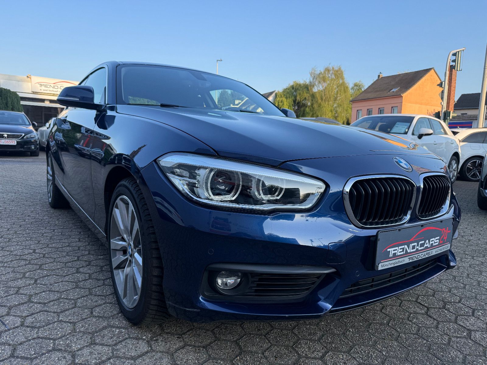 Fahrzeugabbildung BMW 118 3-trg.Advantage*Tempomat*Automatik*LED*